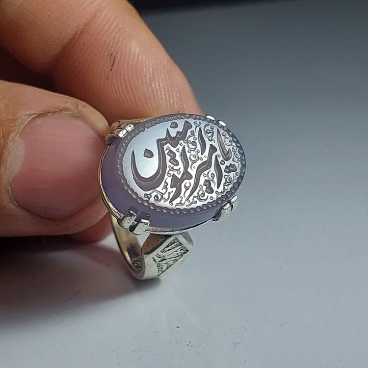 خرید انگشتر عقیق سوسنی با حکاکی یا امیرالمومنین؛ تلفیق کمیابِ رنگ و ذکر کد 2128