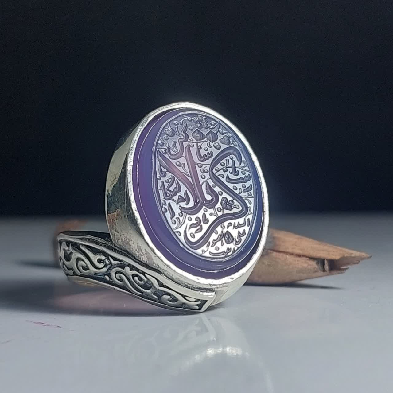 خرید انگشتر عقیق سوسنی با حکاکی شهدای کربلا؛ نشانی از ارادت و عشق  کد 2124