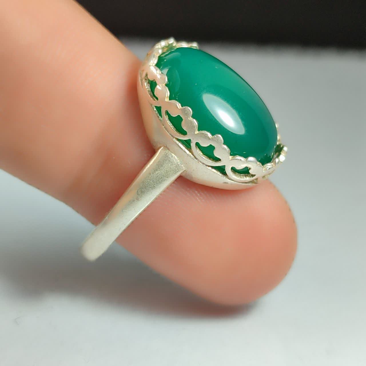 خرید انگشتر عقیق سبز زنانه؛ تلالو آرامش و زیبایی بر دستان شما کد 2117