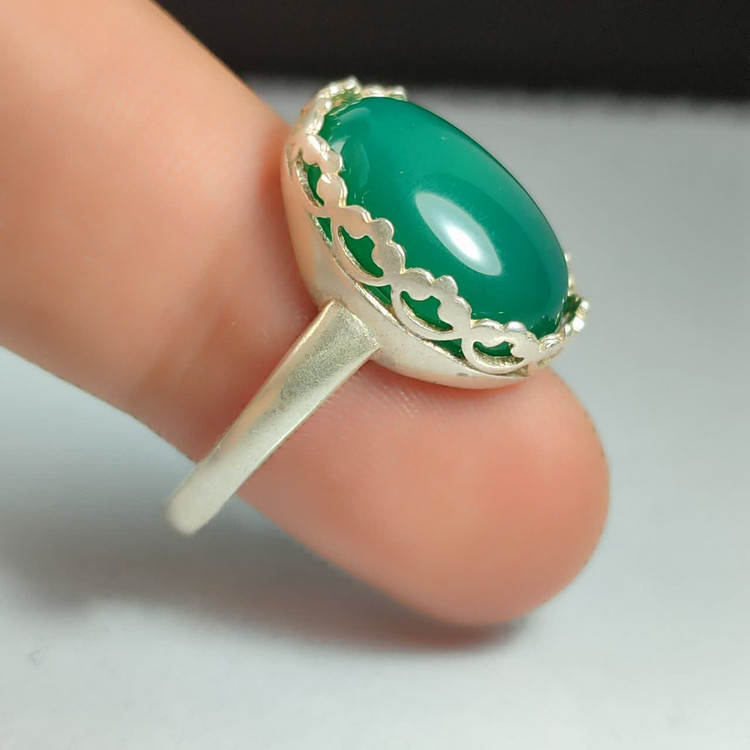 خرید انگشتر عقیق سبز زنانه؛ تلالو آرامش و زیبایی بر دستان شما کد 2117