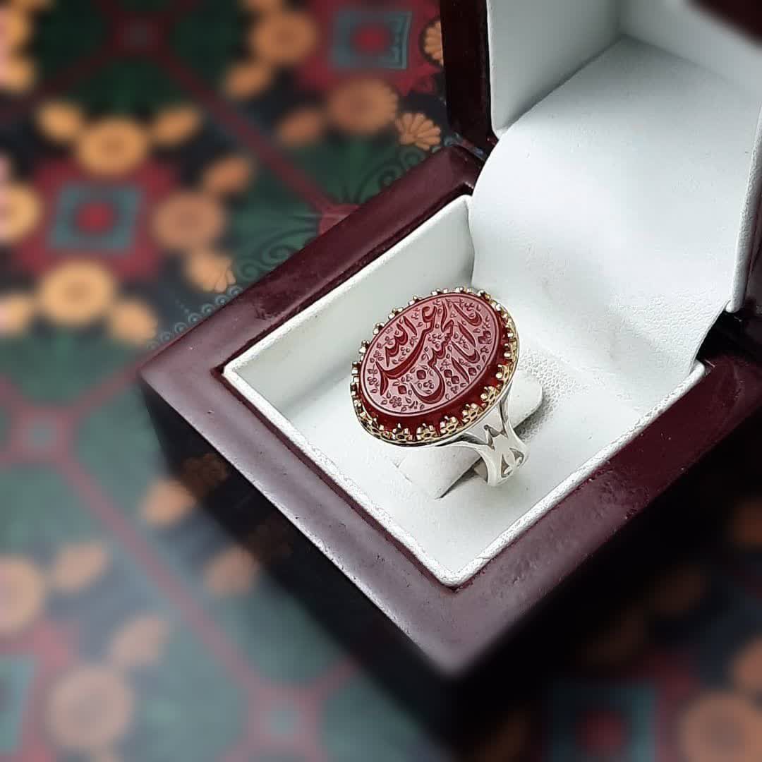 انگشتر نقره انگشتر عقیق جگری خطی با تاج برنجی و حکاکی یا اباعبدالله (ع) کد 2106