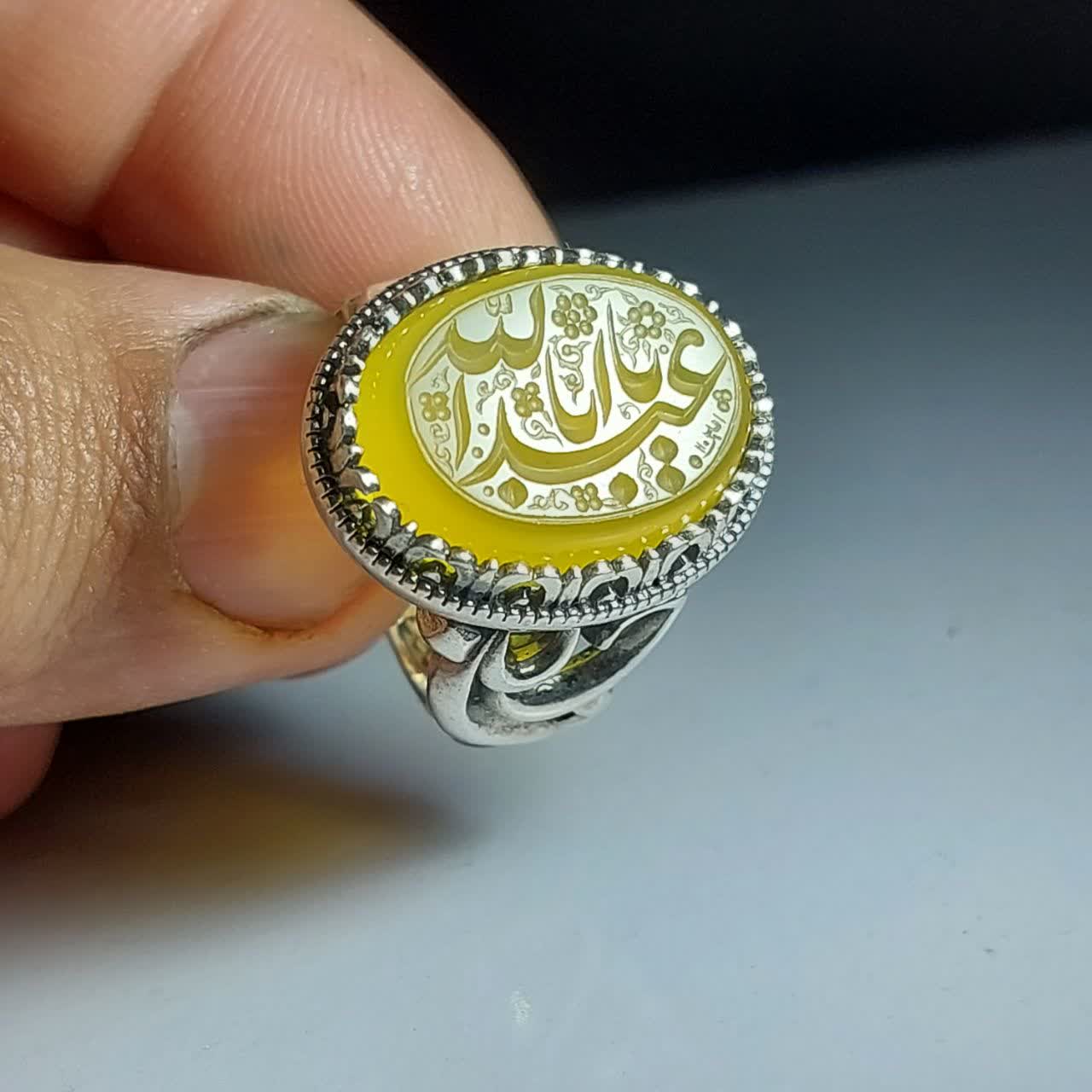خرید انگشتر عقیق زرد خطی مردانه با ذکر یا اباعبدالله الحسین (ع)   کد 1859