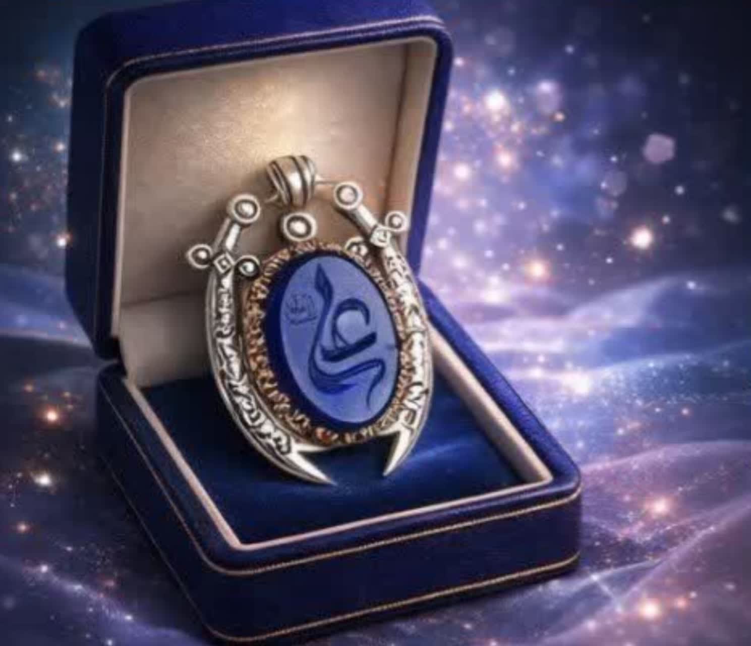 خرید گردنبند ذوالفقار نقره با آبی و حکاکی نام «علی (ع)»؛ نشان عزت و رزق کد 1848