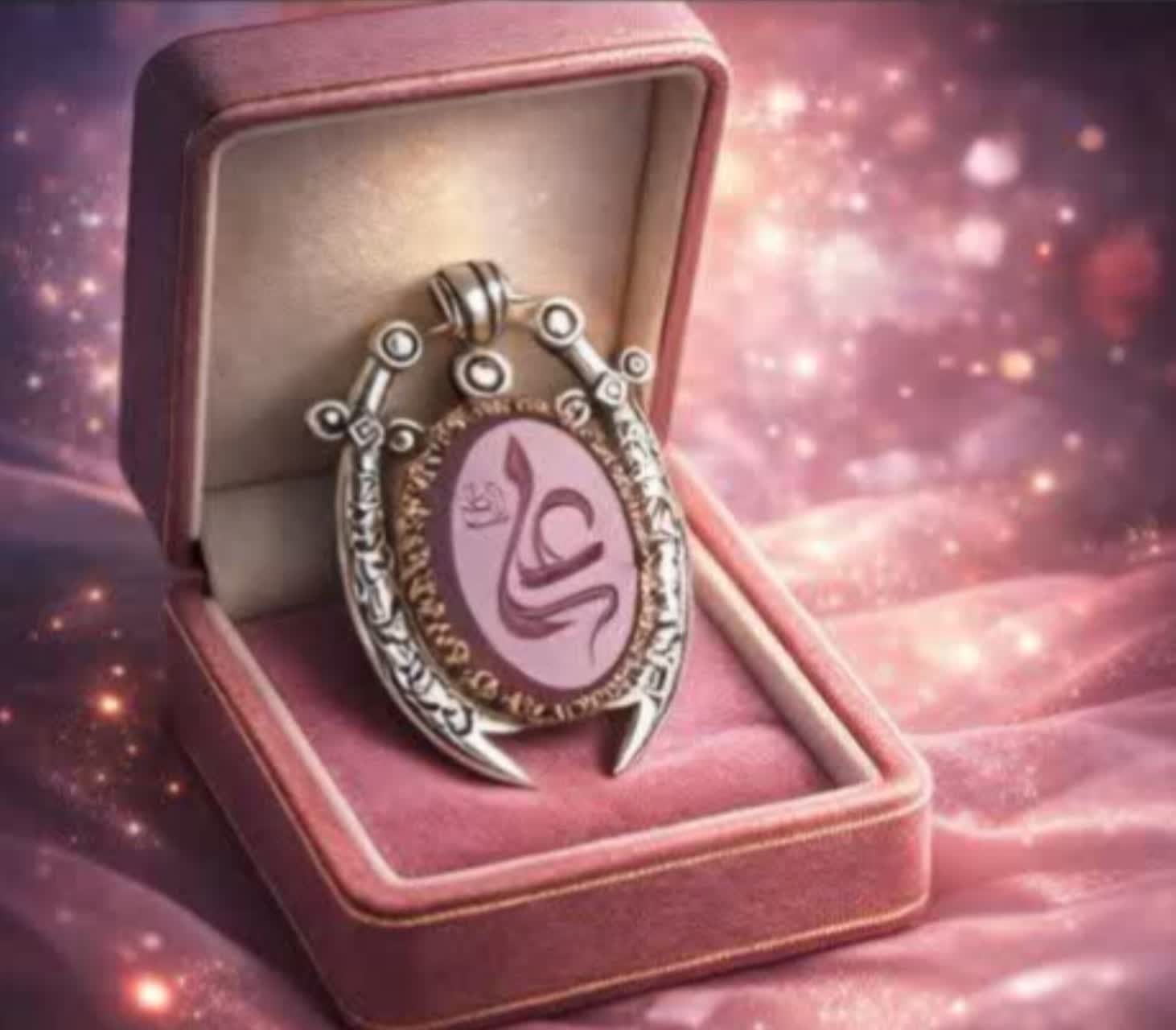 خرید گردنبند ذوالفقار نقره با عقیق سوسنی و حکاکی نام «علی (ع)»؛ نماد قدرت و اصالت کد 1846
