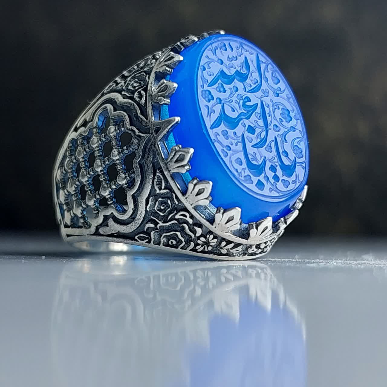 انگشتر عقیق آبی مردانه "اشک فرات" – رکاب ضریح متبرک به نام "یا اباعبدالله" کد 1811