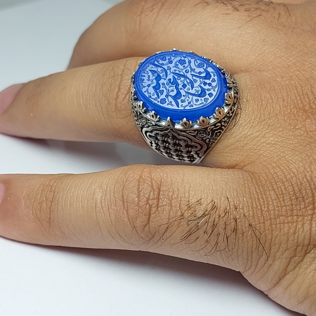 انگشتر عقیق آبی مردانه "اشک فرات" – رکاب ضریح متبرک به نام "یا اباعبدالله" کد 1811