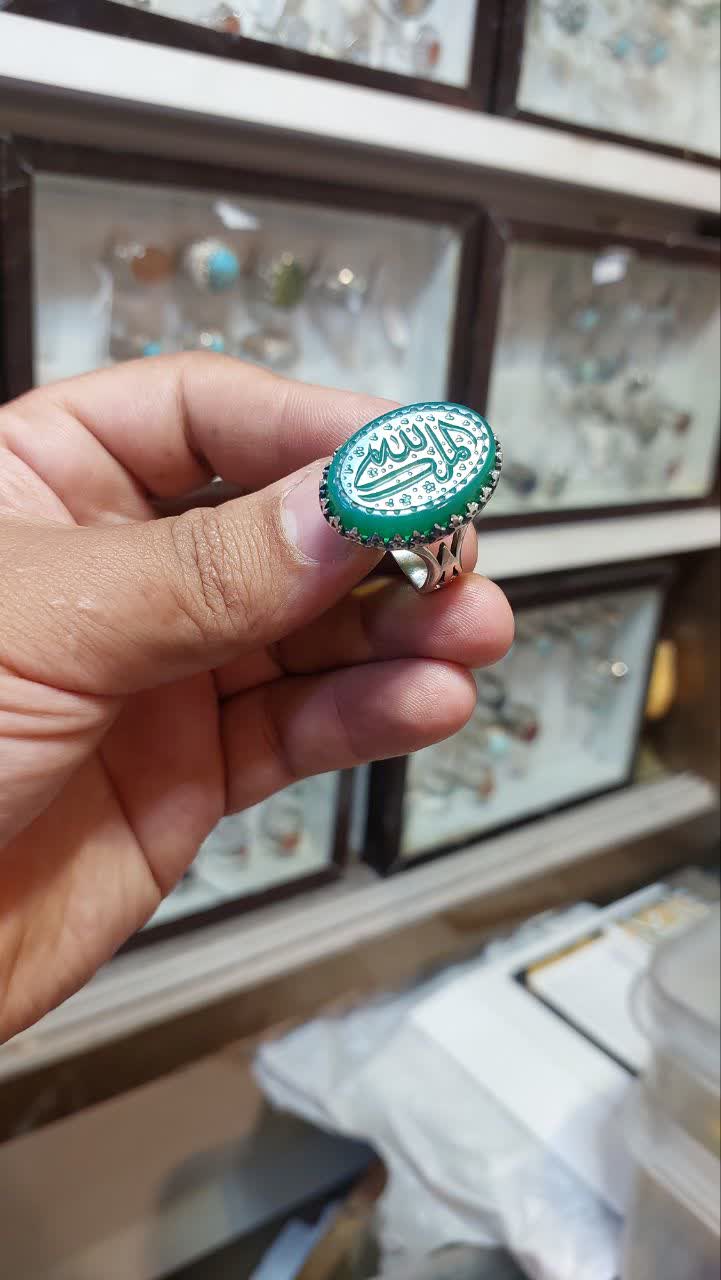 انگشتر نقره باسنگ عقیق سبز حکاکی الملک لله کد 1553