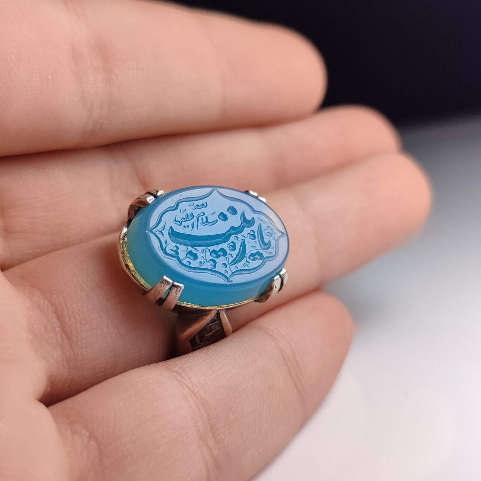 انگشتر نقره عیار 925 با سنگ عقیق آبی و حکاکی "یا زینب" (س) – کد 1005