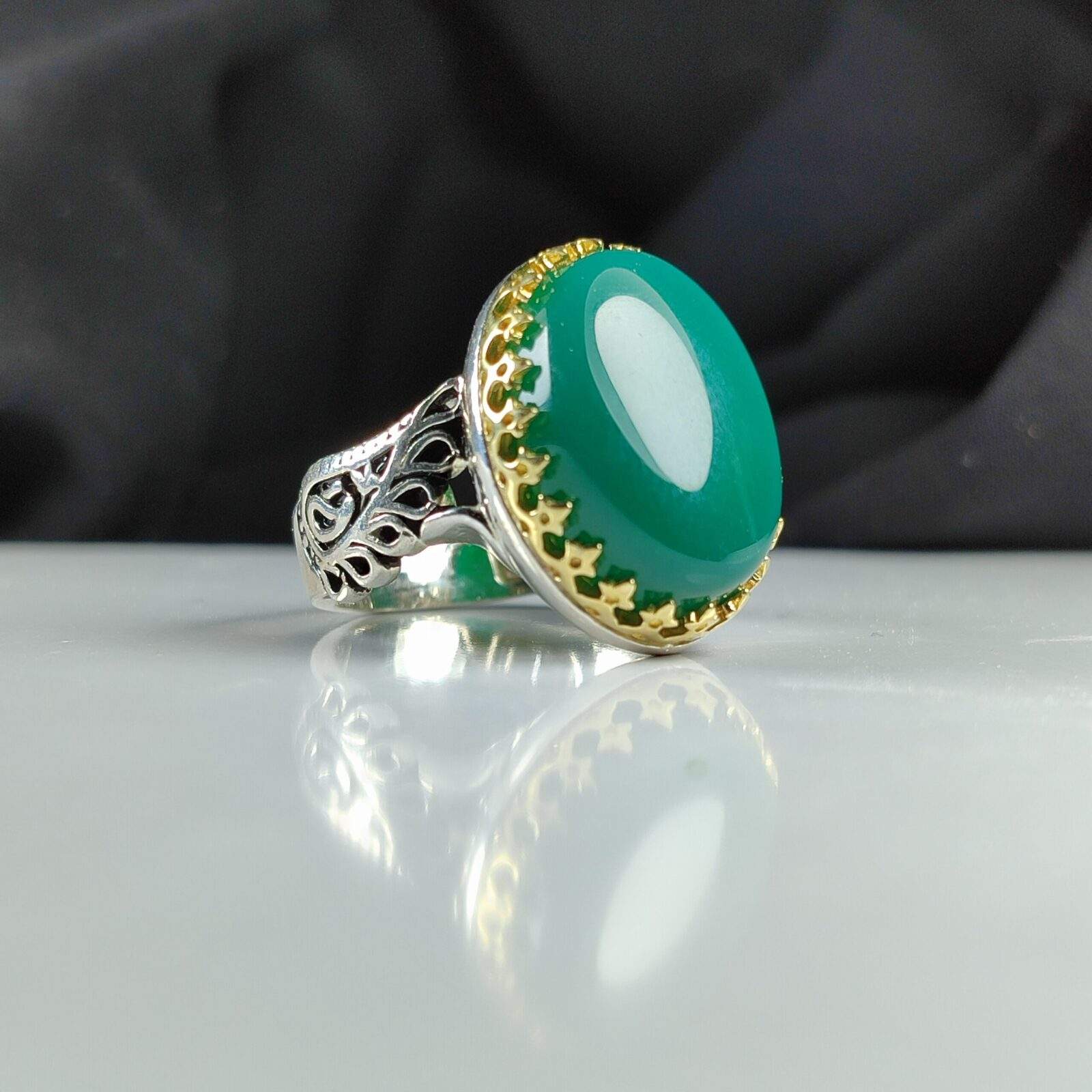 انگشتر نقره عیار 925 با سنگ عقیق سبز درجه یک و رکاب طاووسی سر برنجی – کد 1006