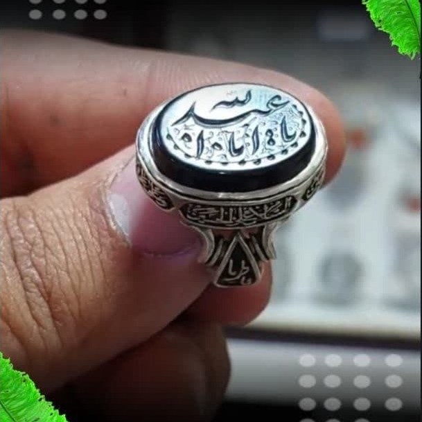 انگشتر عقیق مشکی با رکاب قلمزنی