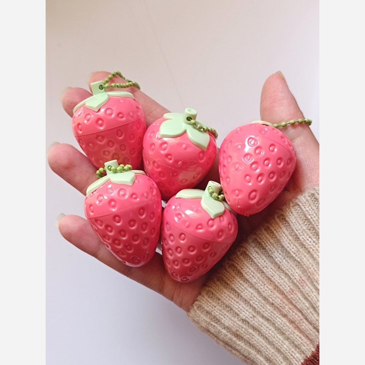 چارم رژ لب توت فرنگی آویز دار کیوت فانتزی پینترستی بوی پاستیلی توت فرنگی دست کلید دار صورتی بالم قرمز آویز کیف جاسویچی