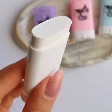 کرم ضد آفتاب استیکی مینی کیفی کوچک 15 میل سفید مناسب دور چشم رنگدانه سفید شاداب کننده ضد چین و چروک ضد پیری روشن کننده