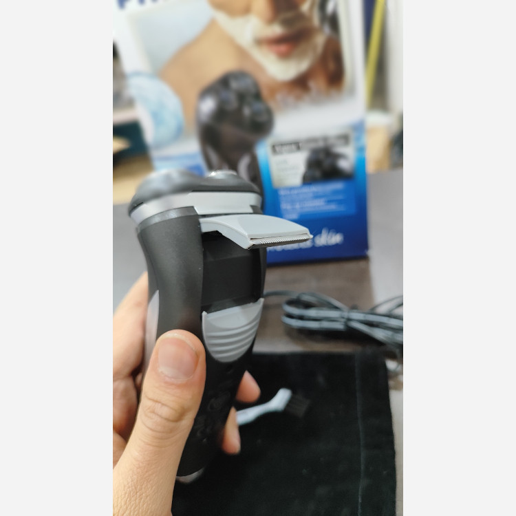ریش تراش حرفه ای ضد اب فیلیپس مدل AT899