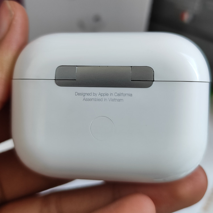 ایرپادپرو 2 تولید ویتنام Airpods Pro 2 همه چی فعال با 12 ماه گارانتی شرکت اماراتی