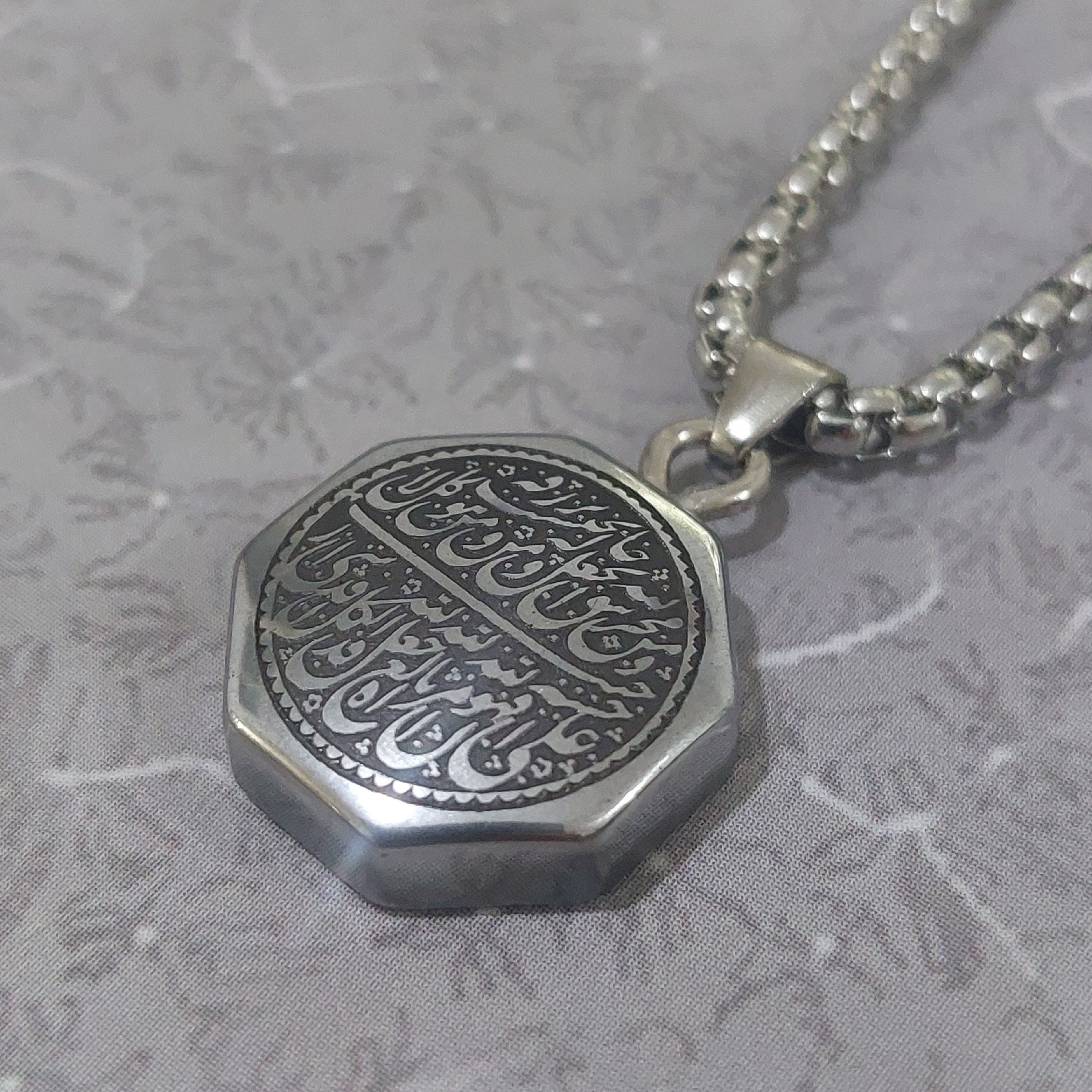 گردنبند حدید با زنجیر استیل حکاکی ومن یتق الله