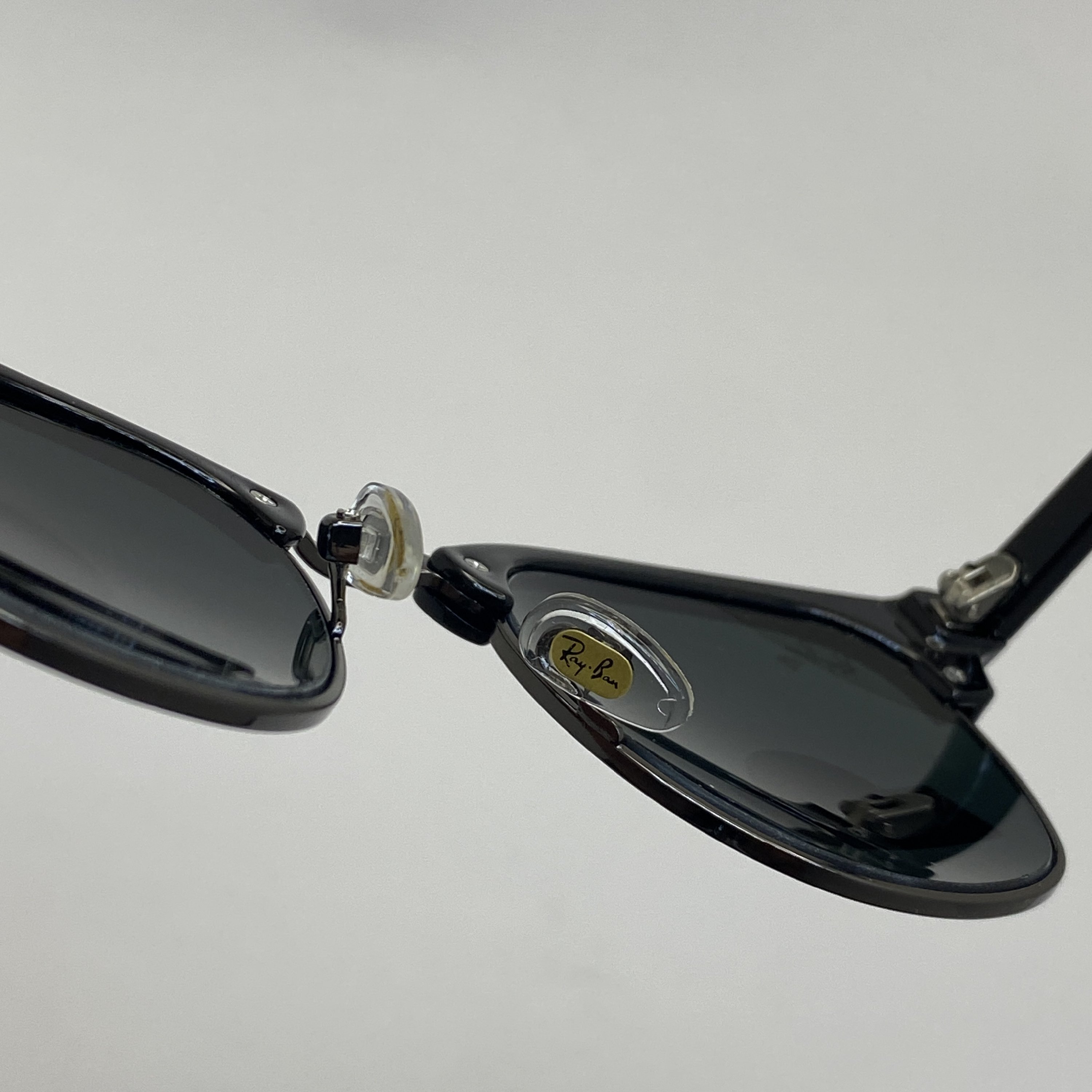 عینک ریبن rayban کلاب مستر شیشه سنگ مشکی RB 3016 با پک کامل ریبن (جعبه،کیف،دستمال نانو،شناسنامه،کاتالوگ)