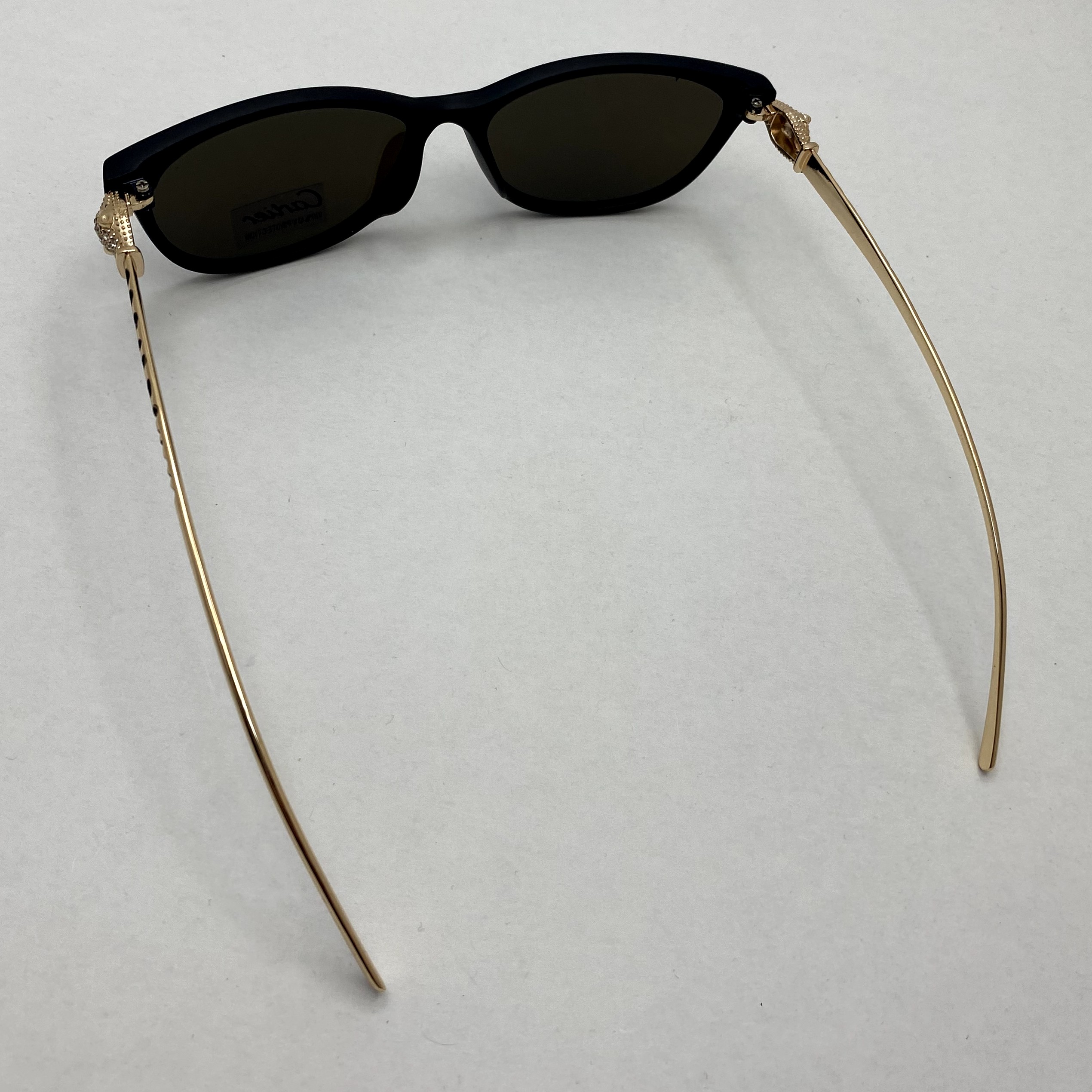 عینک آفتابی زنانه کارتیر Cartier دسته نگین کاری شده خاص و لاکچری فریم مشکی عدسی آبی