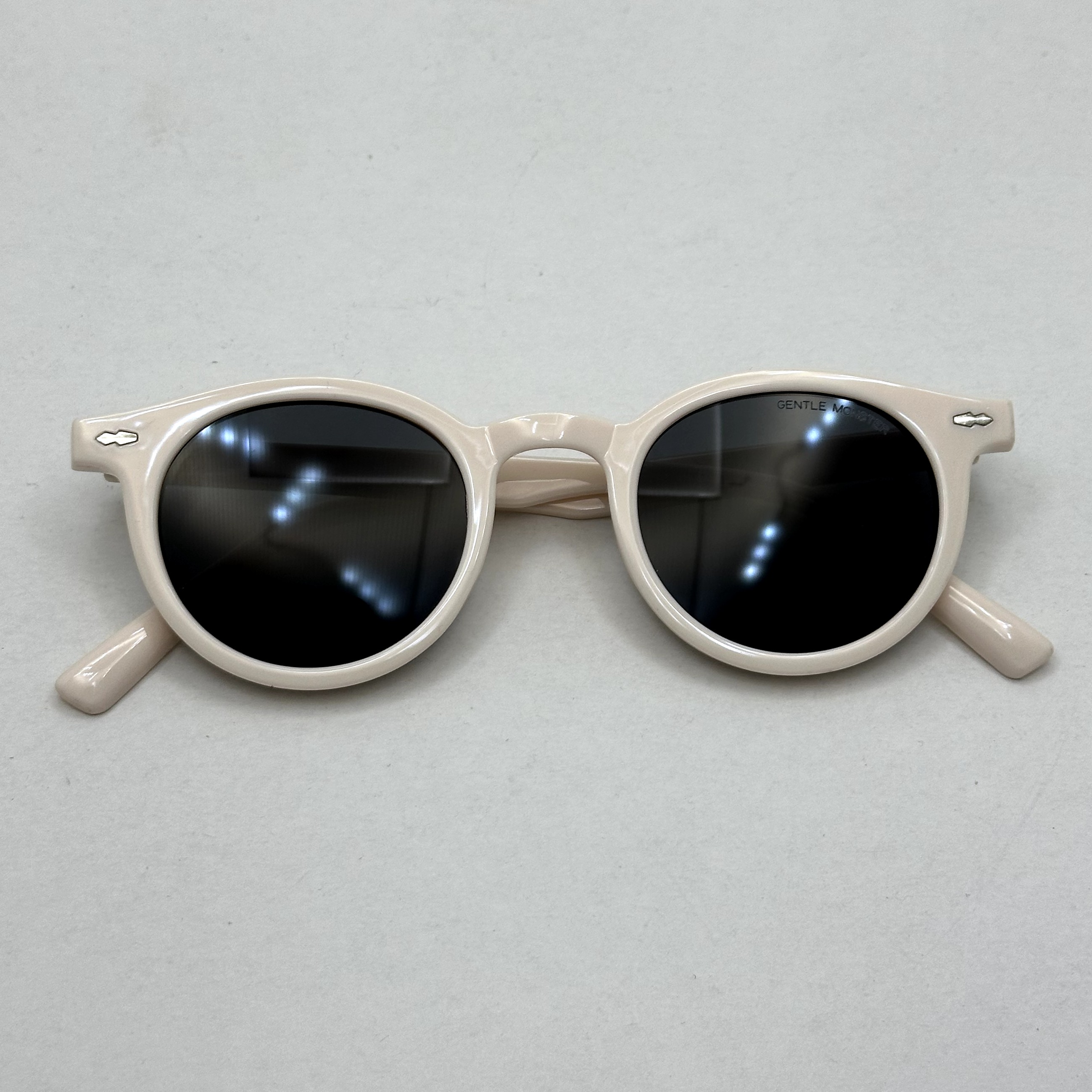 عینک آفتابی و شب جنتل مانستر گرد رنگ کرمی M