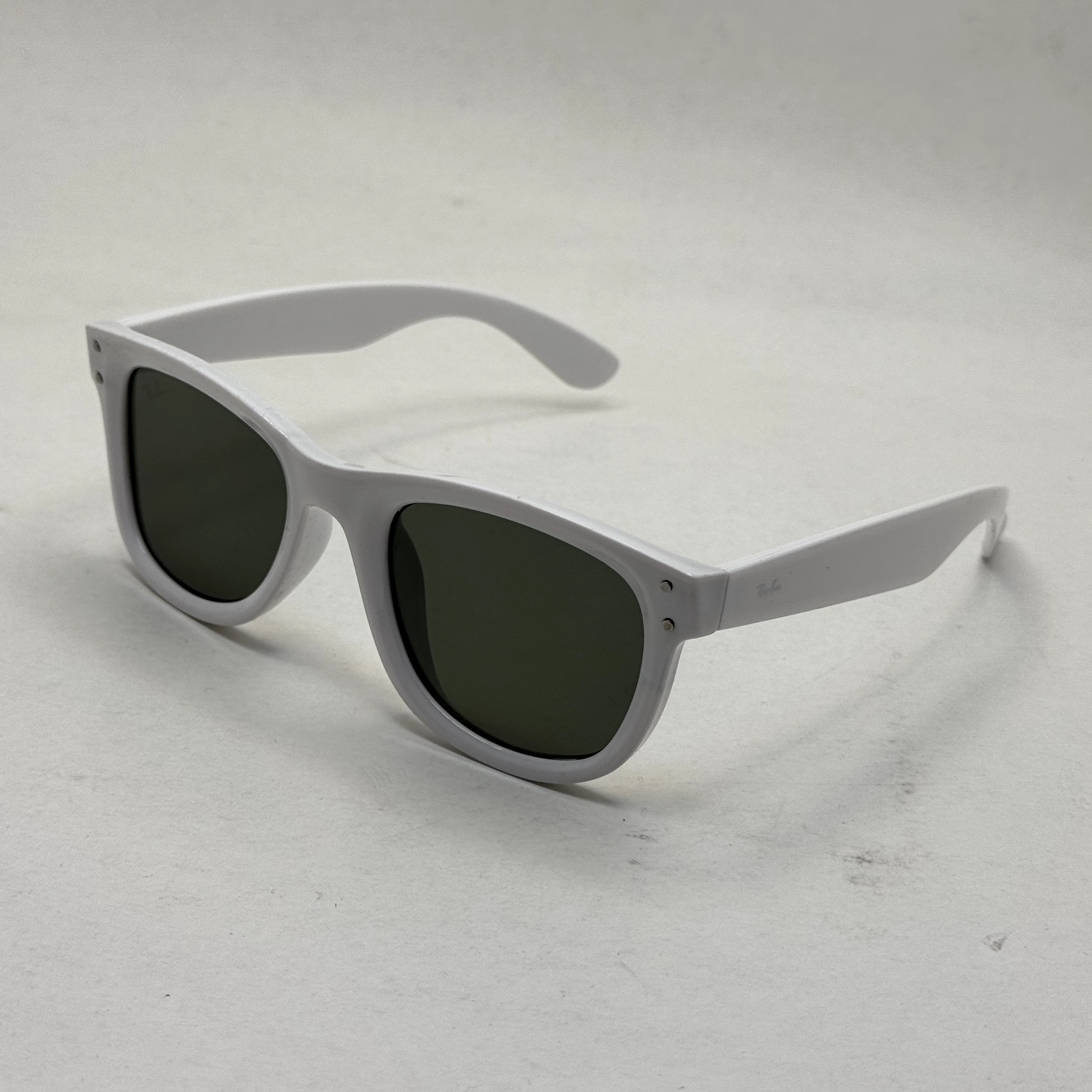 عینک آفتابی ریبن ویفرر ریورس سفید عدسی سبز به همراه پک کامل rayban (ارسال رایگان)