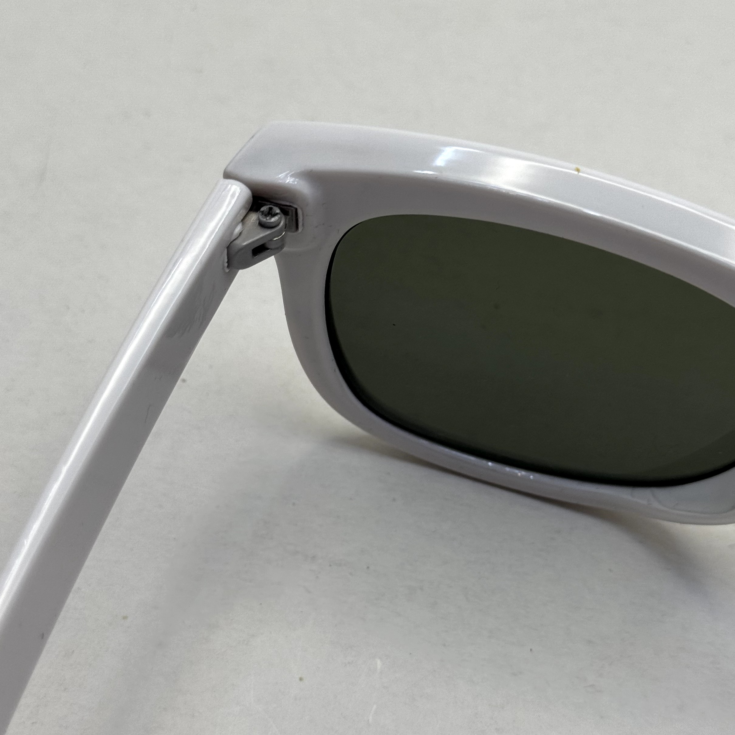 عینک آفتابی ریبن ویفرر ریورس سفید عدسی سبز به همراه پک کامل rayban (ارسال رایگان)