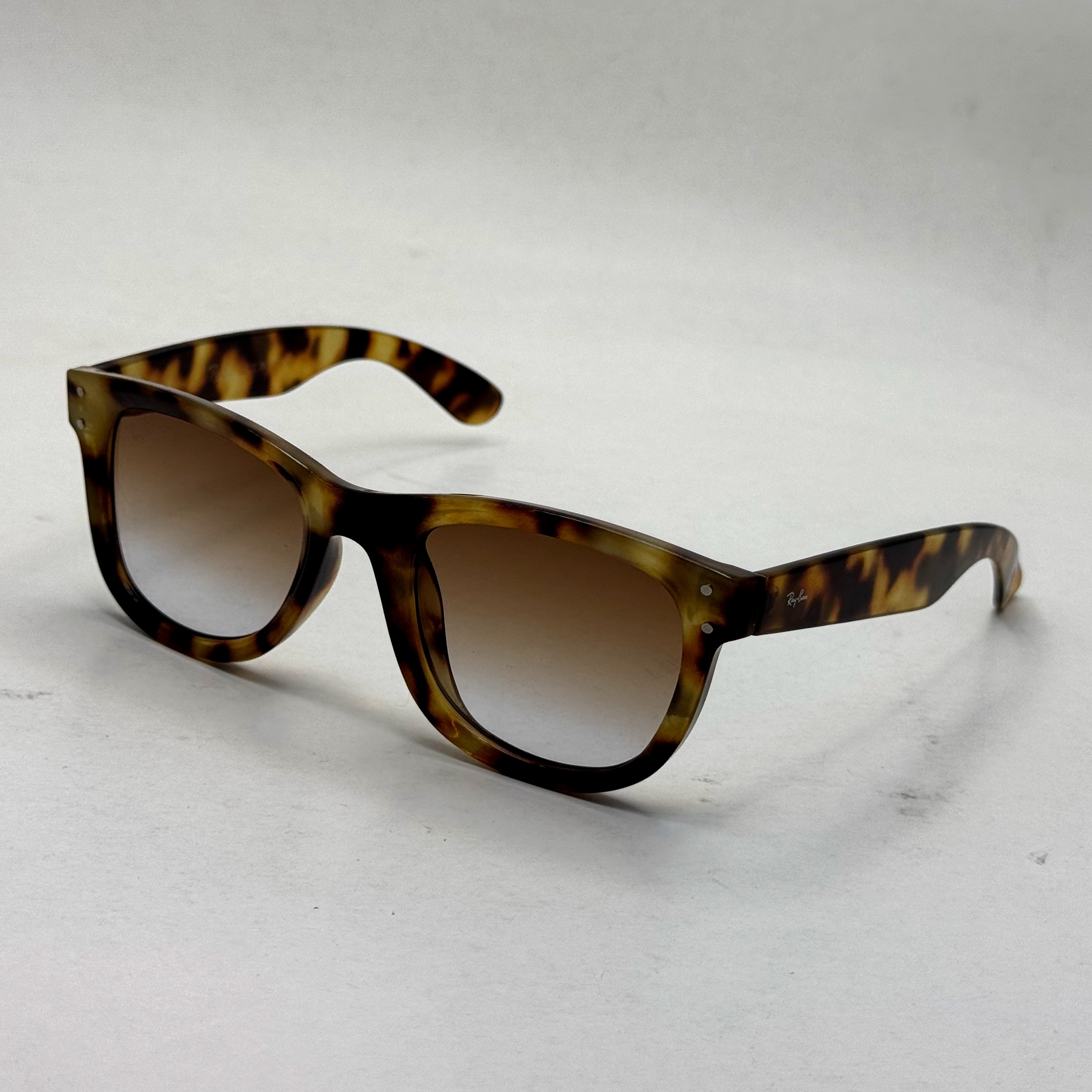 عینک آفتابی ریبن ویفرر ریورس پلنگی به همراه پک کامل rayban (ارسال رایگان)