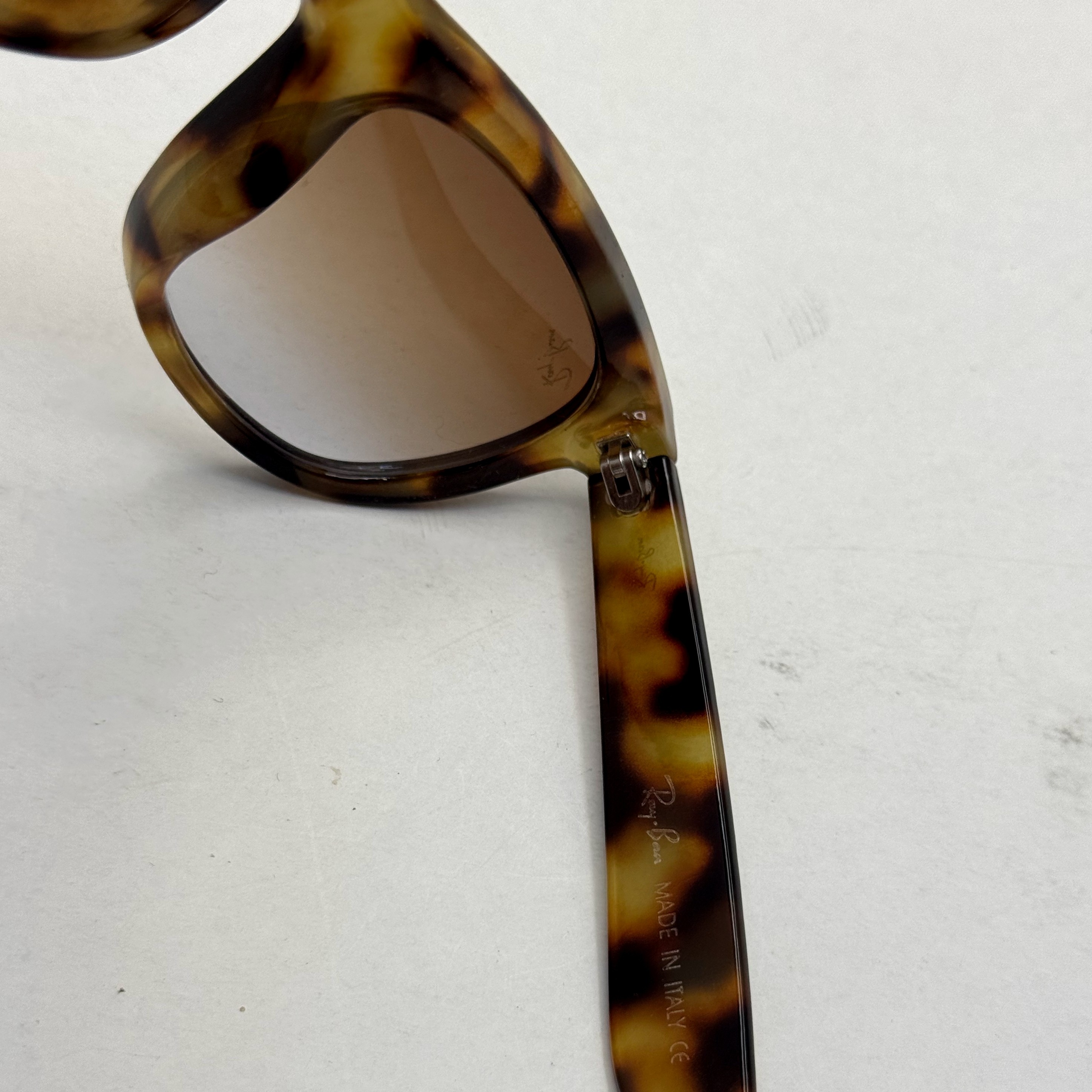 عینک آفتابی ریبن ویفرر ریورس پلنگی به همراه پک کامل rayban (ارسال رایگان)
