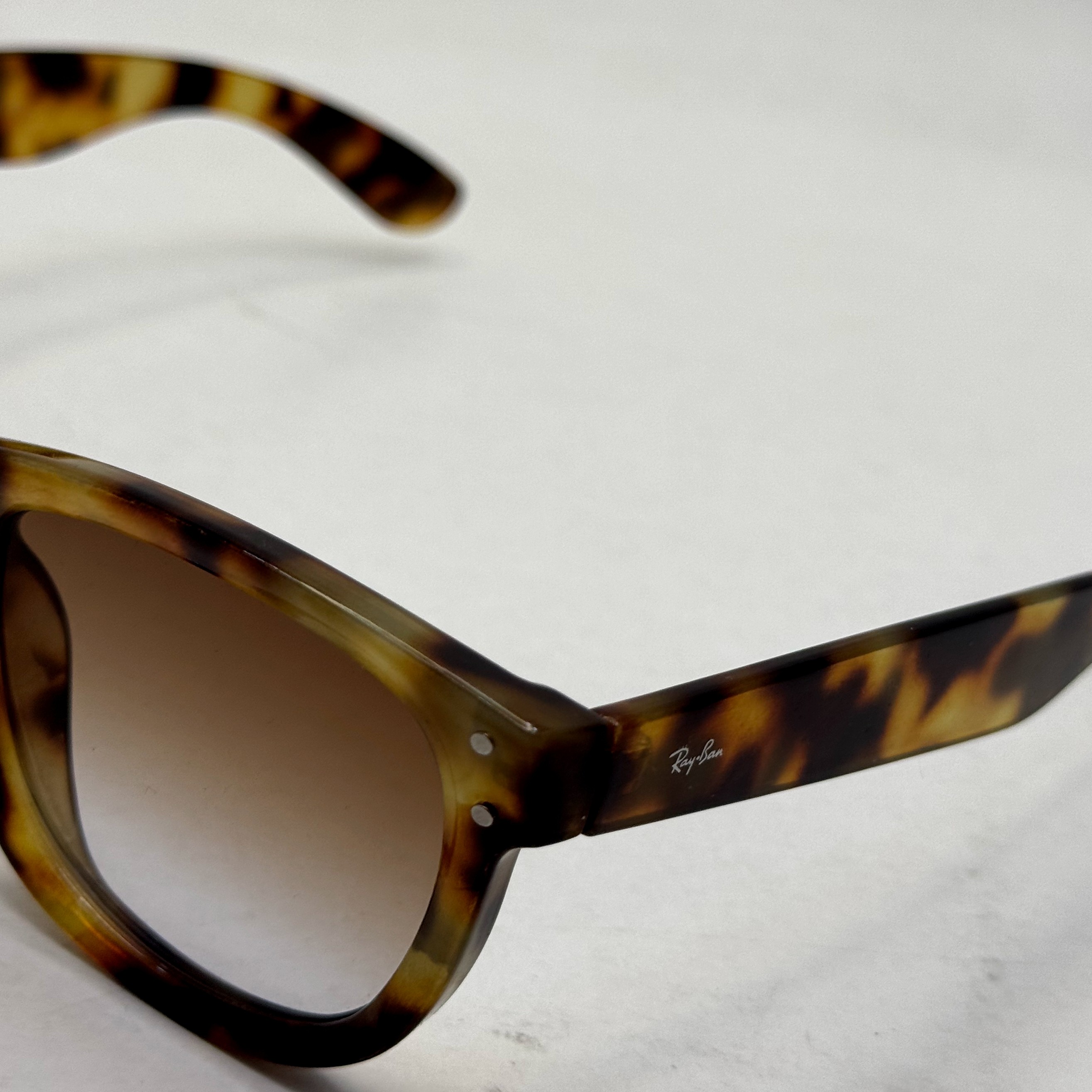 عینک آفتابی ریبن ویفرر ریورس پلنگی به همراه پک کامل rayban (ارسال رایگان)