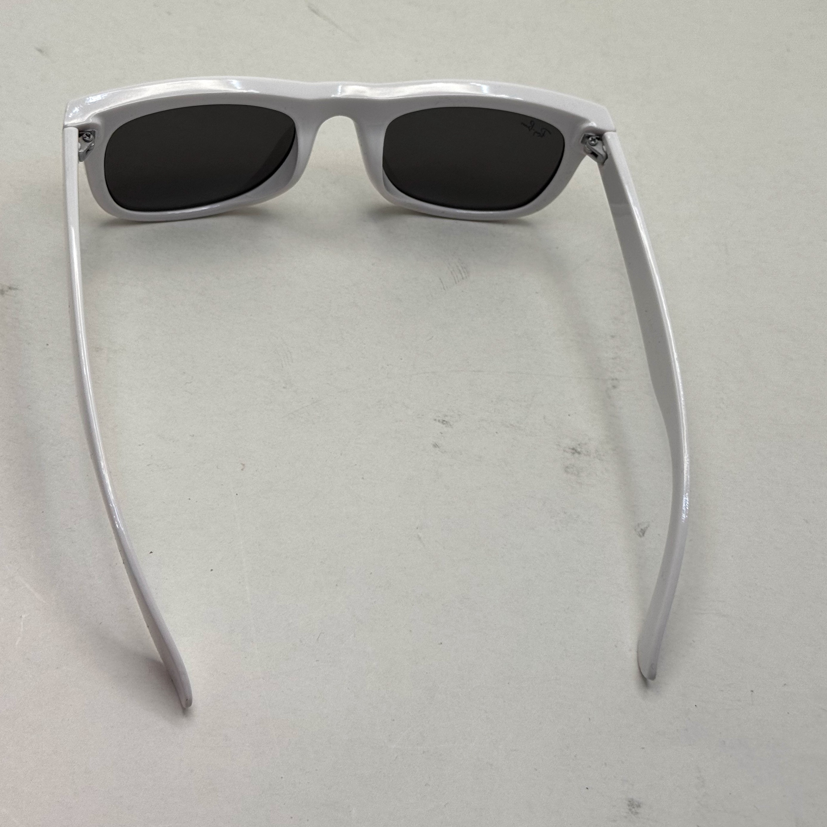 عینک آفتابی ریبن ویفرر ریورس سفید به همراه پک کامل rayban (ارسال رایگان)