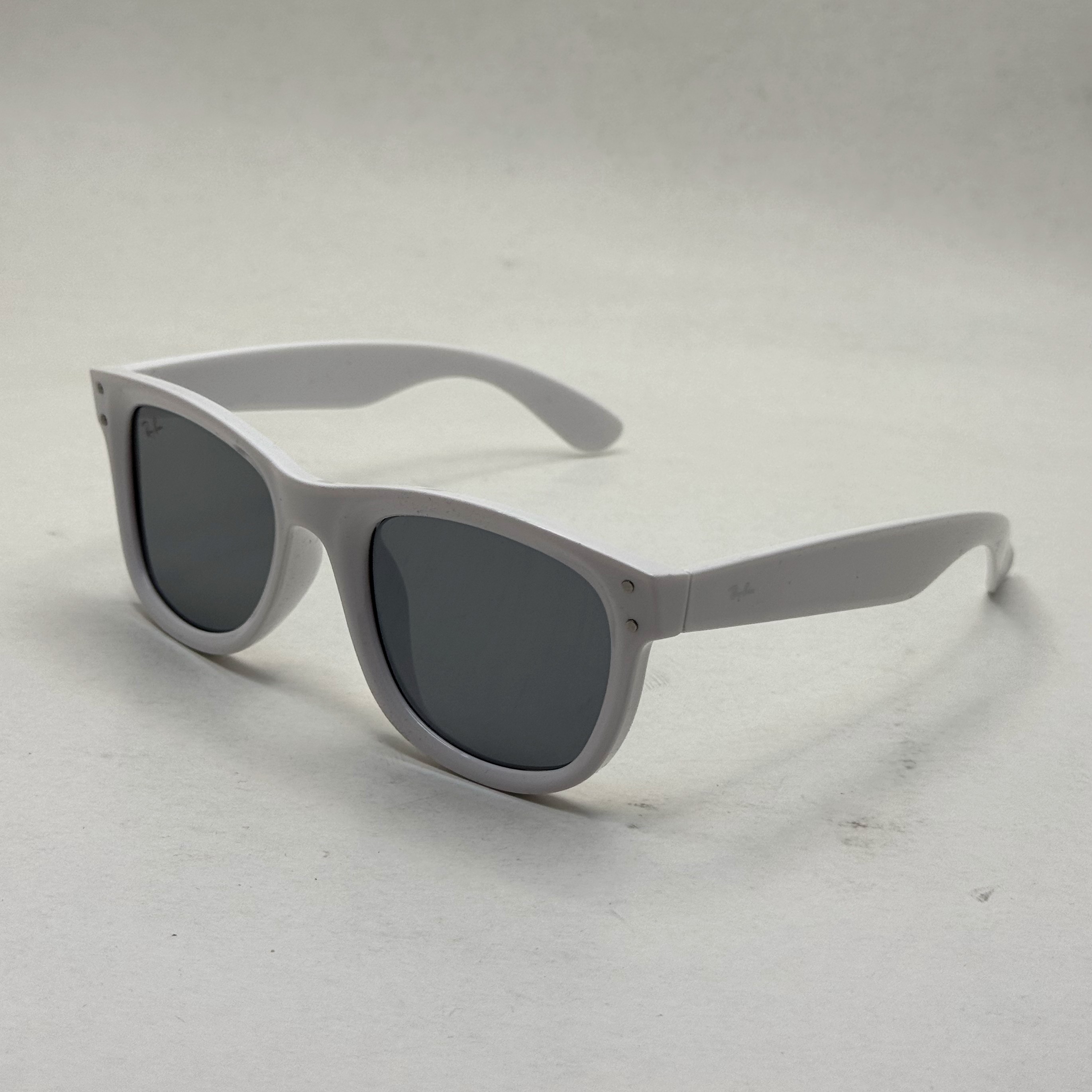 عینک آفتابی ریبن ویفرر ریورس سفید به همراه پک کامل rayban (ارسال رایگان)