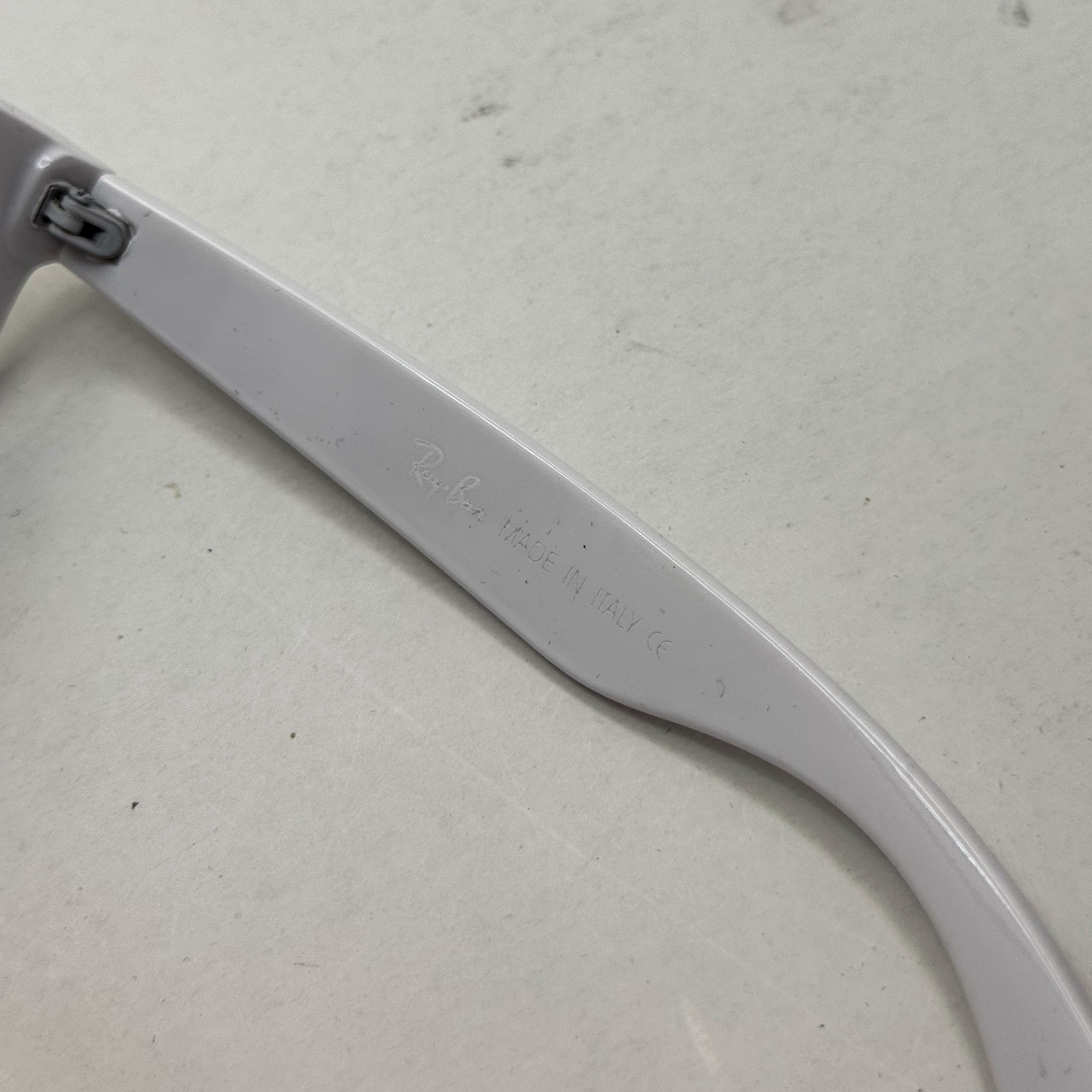عینک آفتابی ریبن ویفرر ریورس سفید به همراه پک کامل rayban (ارسال رایگان)
