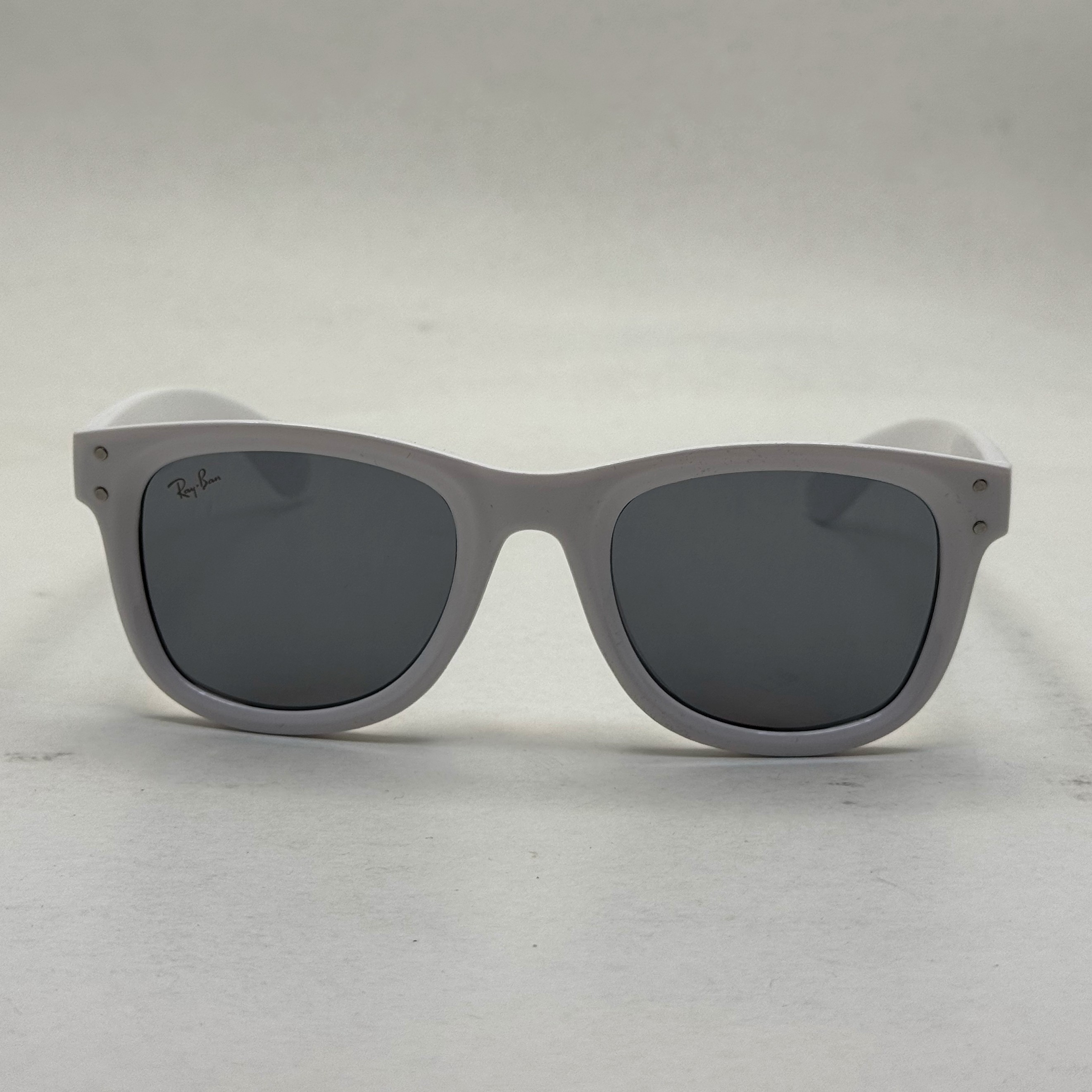 عینک آفتابی ریبن ویفرر ریورس سفید به همراه پک کامل rayban (ارسال رایگان)