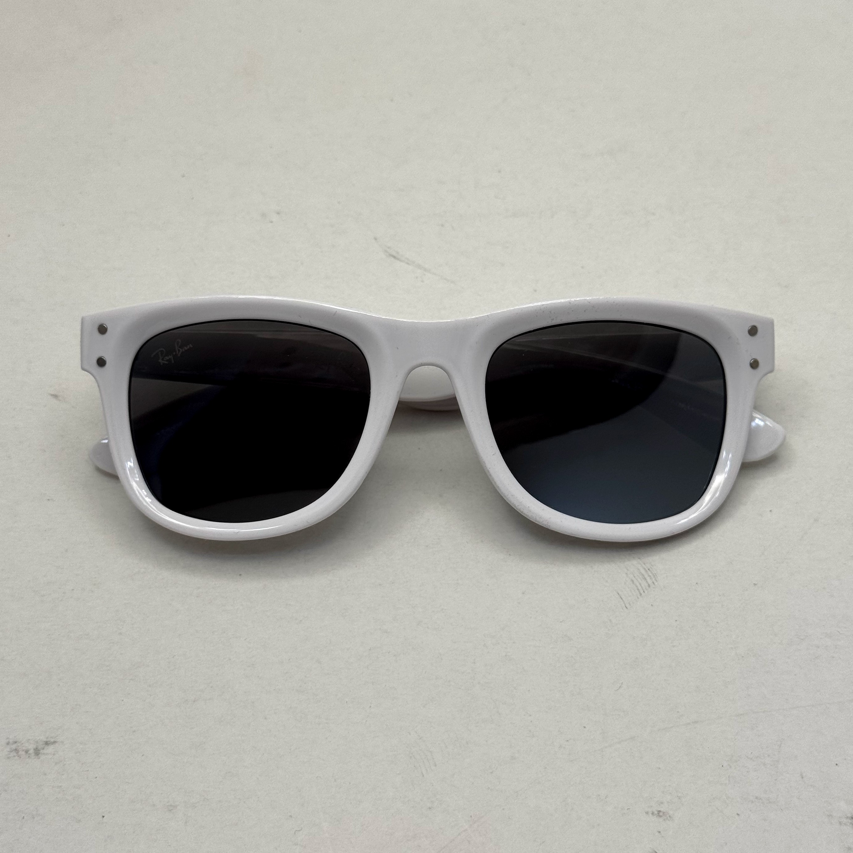 عینک آفتابی ریبن ویفرر ریورس سفید به همراه پک کامل rayban (ارسال رایگان)