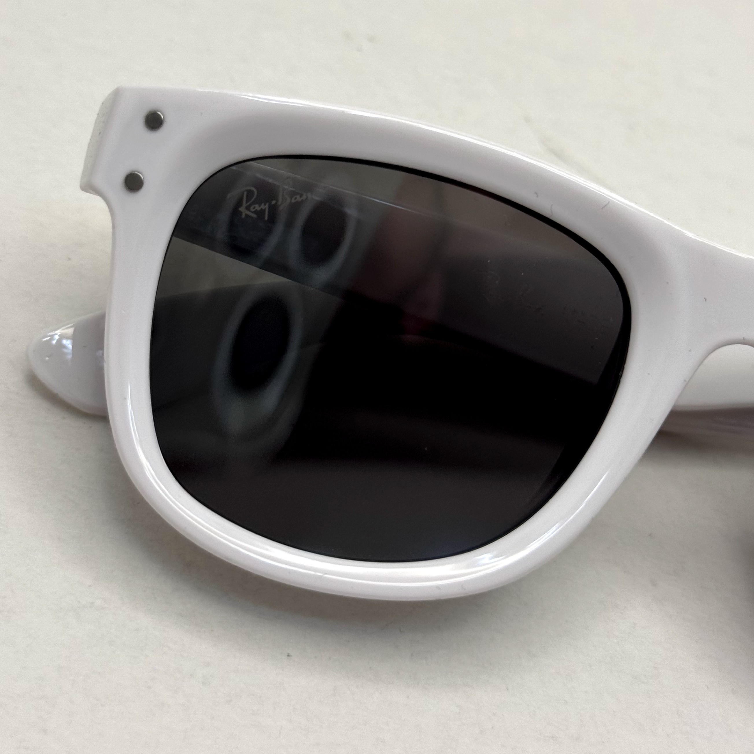 عینک آفتابی ریبن ویفرر ریورس سفید به همراه پک کامل rayban (ارسال رایگان)