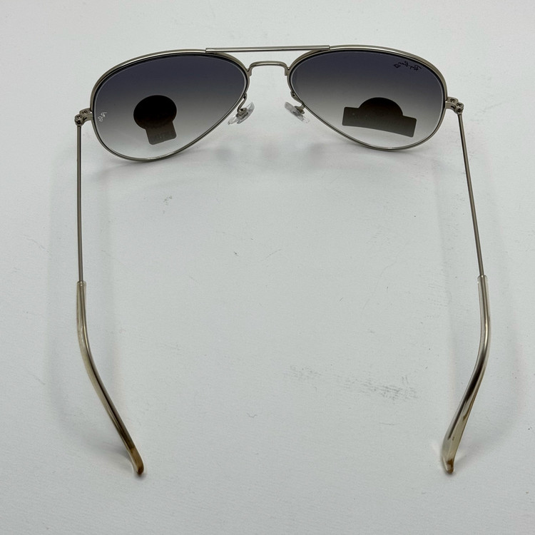 عینک ریبن خلبانی شیشه سنگ آبی هایلایت فریم نقره ای به همراه پک کامل ریبن Rayban RB 3025 (ارسال رایگان)
