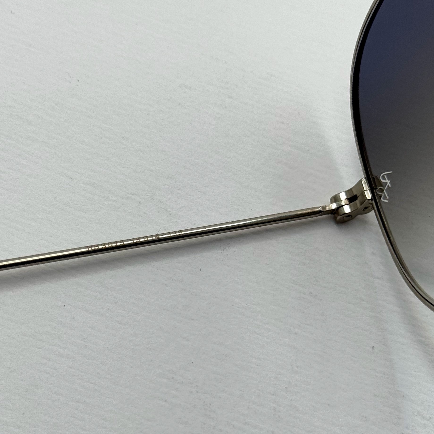 عینک ریبن خلبانی شیشه سنگ آبی هایلایت فریم نقره ای به همراه پک کامل ریبن کد Rayban RB 3025 (ارسال رایگان)