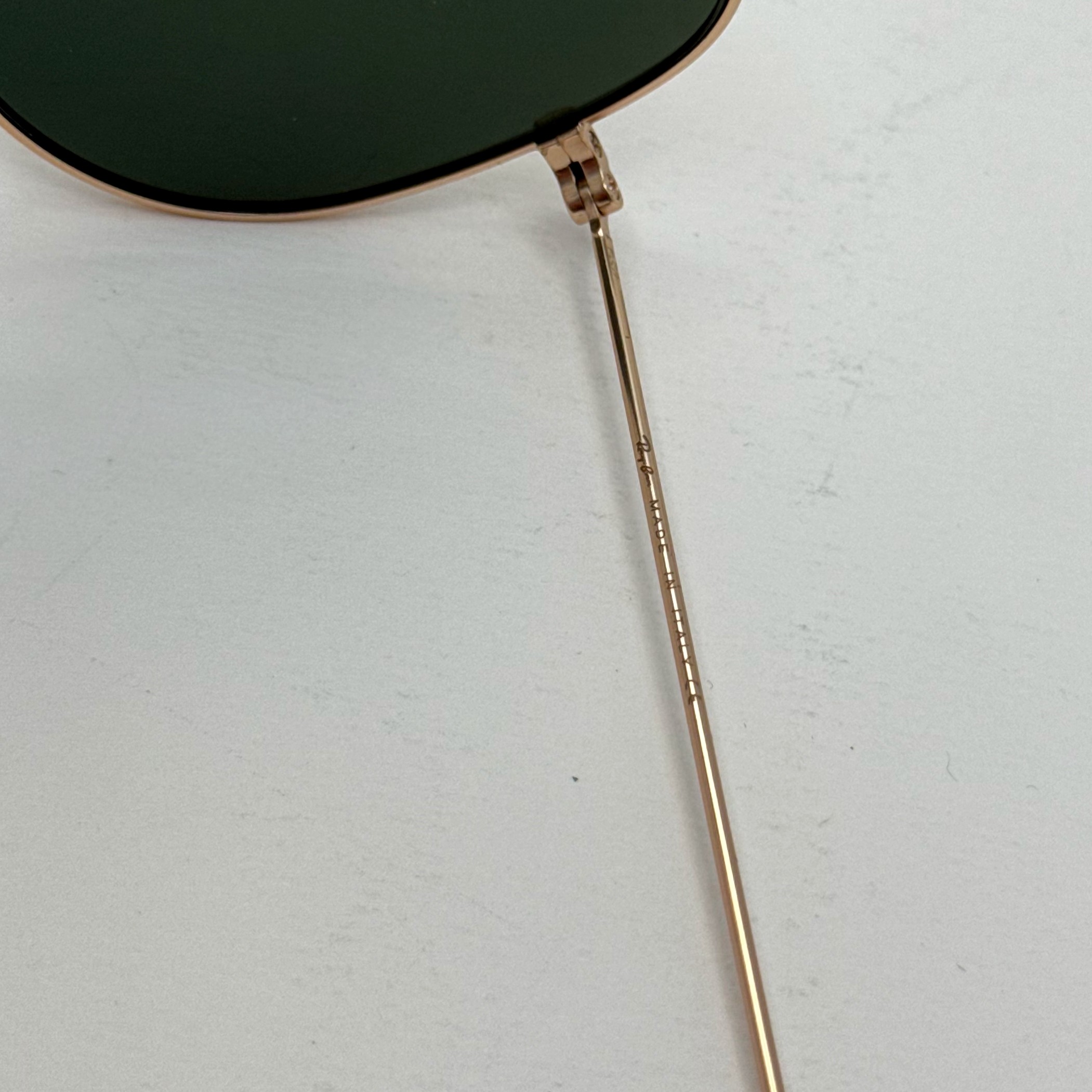عینک ریبن خلبانی شیشه سنگ پلاریزه سبز با فریم طلایی به همراه پک کامل ریبن کد Rayban RB 3026 (ارسال رایگان)