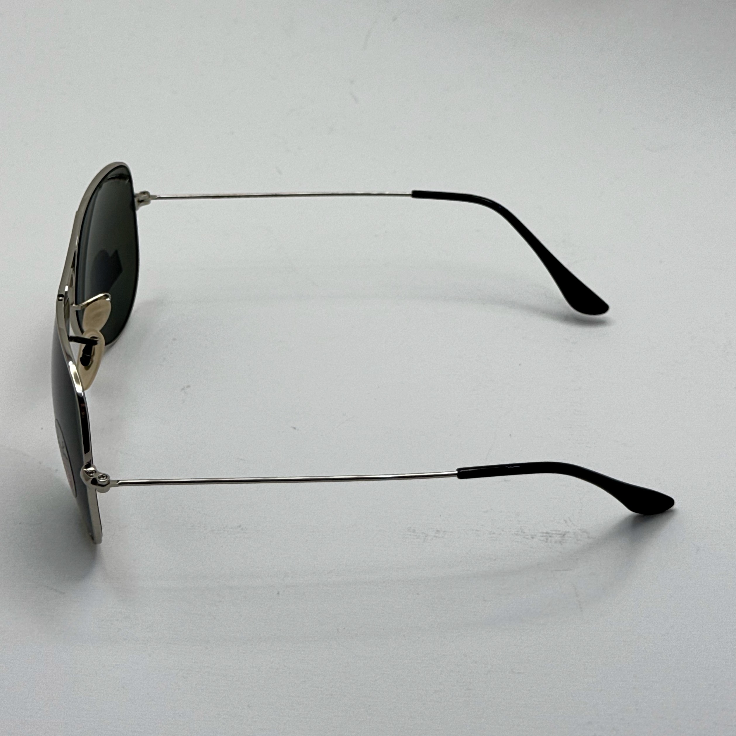 عینک ریبن خلبانی شیشه سنگ پلاریزه سبز با فریم نقره ای به همراه پک کامل ریبن کد Rayban RB 3026 (ارسال رایگان)