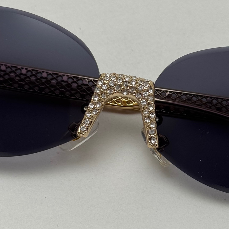 عینک آفتابی زنانه فندی Fendi فریم لس بیضی مدل Oval Frame Diamond Style نگین کاری شده کیفیت مستر مشکی طلایی (ارسال