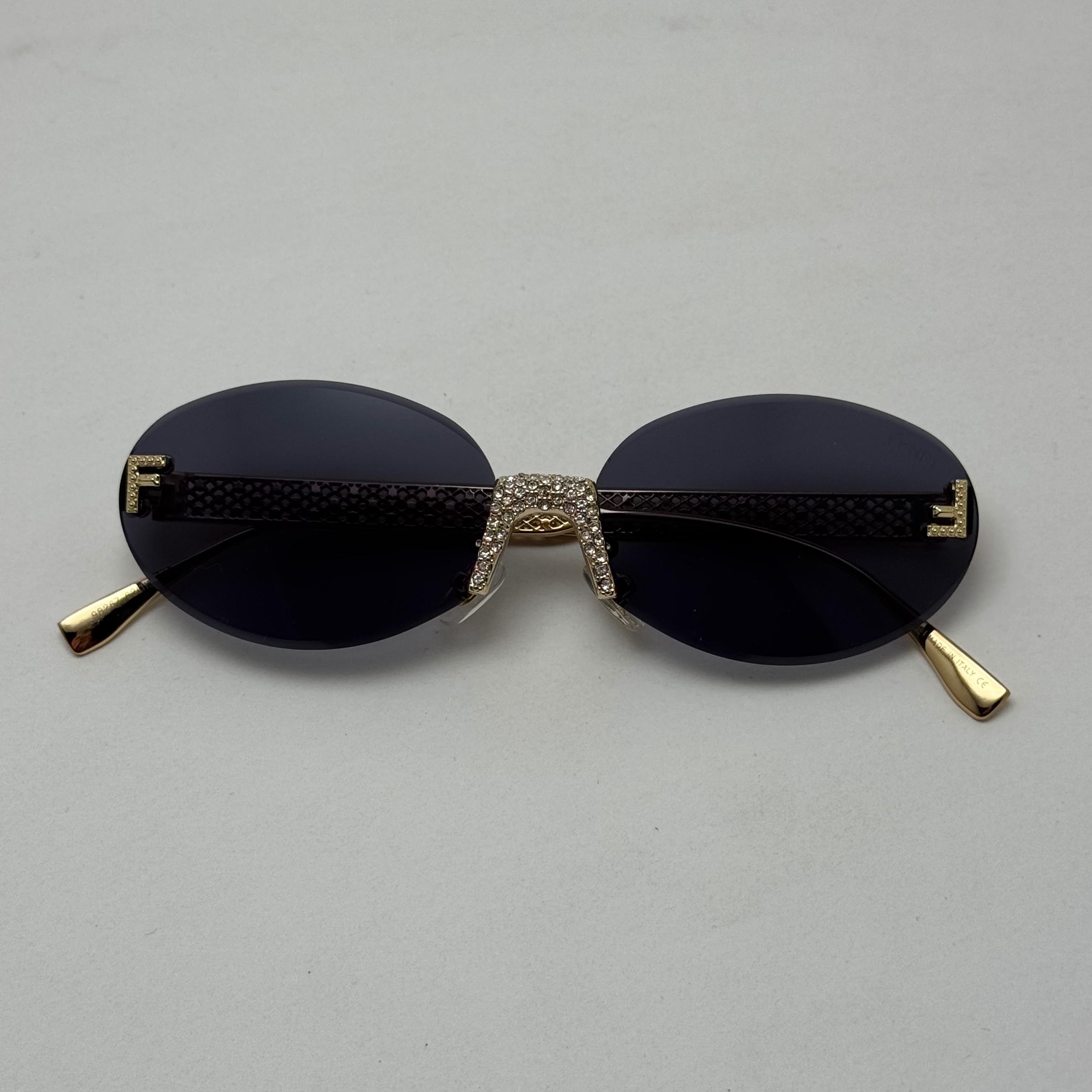 عینک آفتابی زنانه فندی Fendi فریم لس بیضی مدل Oval Frame Diamond Style نگین کاری شده کیفیت مستر مشکی طلایی (ارسال