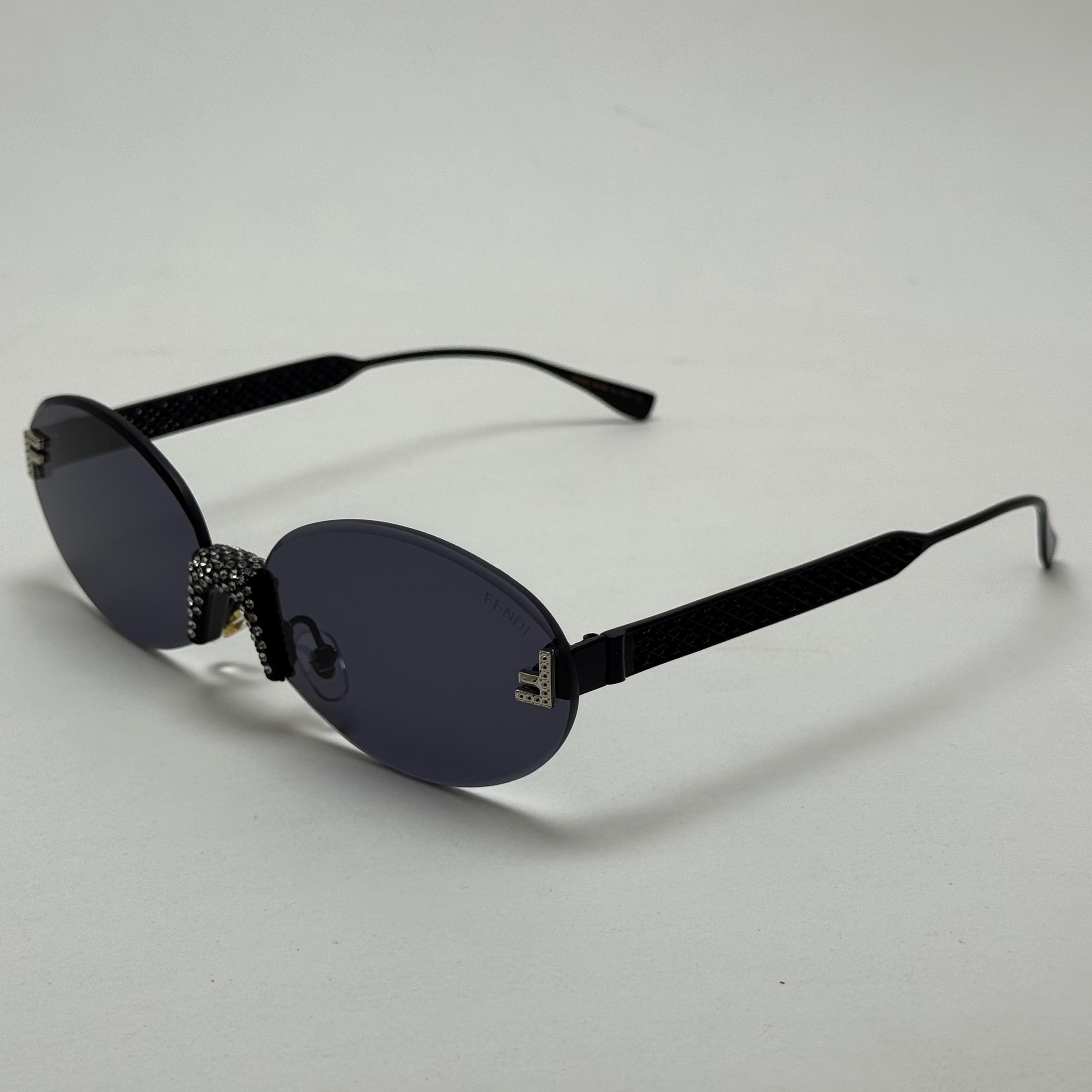 عینک آفتابی زنانه فندی Fendi فریم لس بیضی مدل Oval Frame Diamond Style نگین کاری شده کیفیت مستر تمام مشکی (ارسال رایگان)