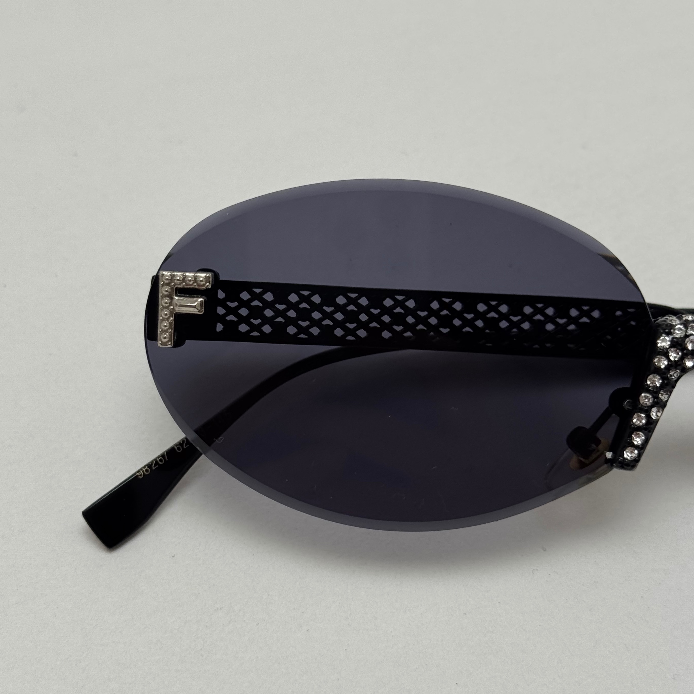 عینک آفتابی زنانه فندی Fendi فریم لس بیضی مدل Oval Frame Diamond Style نگین کاری شده کیفیت مستر تمام مشکی (ارسال رایگان)