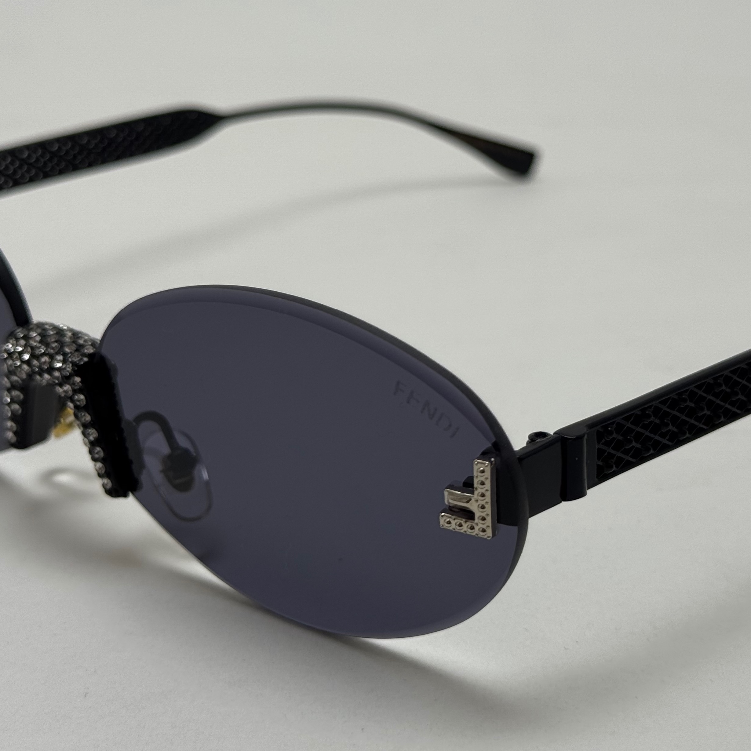 عینک آفتابی زنانه فندی Fendi فریم لس بیضی مدل Oval Frame Diamond Style نگین کاری شده کیفیت مستر تمام مشکی (ارسال رایگان)