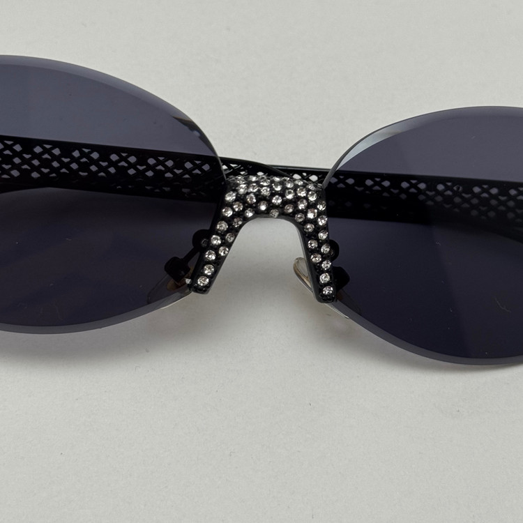 عینک آفتابی زنانه فندی Fendi فریم لس بیضی مدل Oval Frame Diamond Style نگین کاری شده کیفیت مستر تمام مشکی (ارسال رایگان)