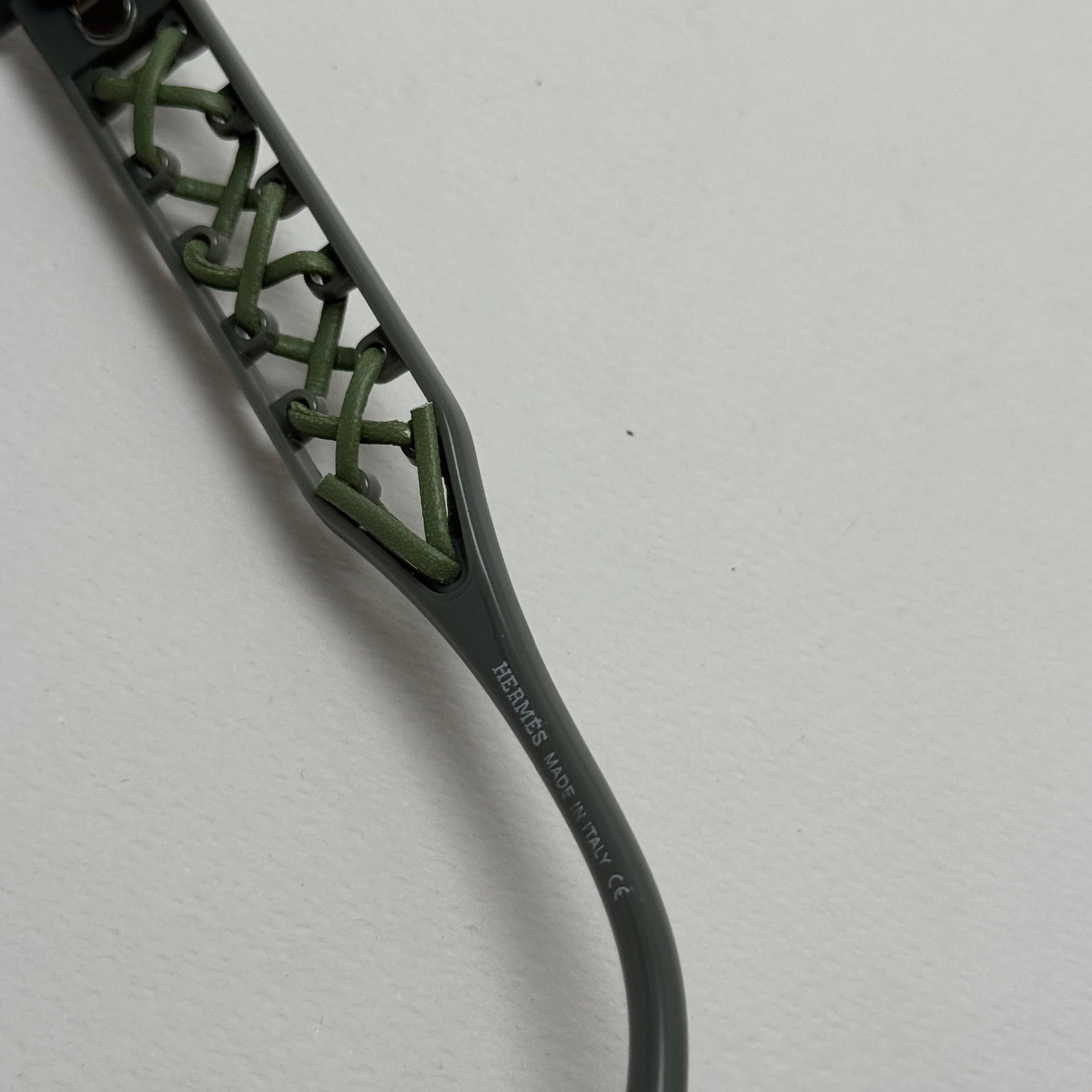 عینک آفتابی زنانه هرمس مدل Hermes Cut Out دسته چرمی سبز رولکسی کد رفرنس 1178 (ارسال رایگان)