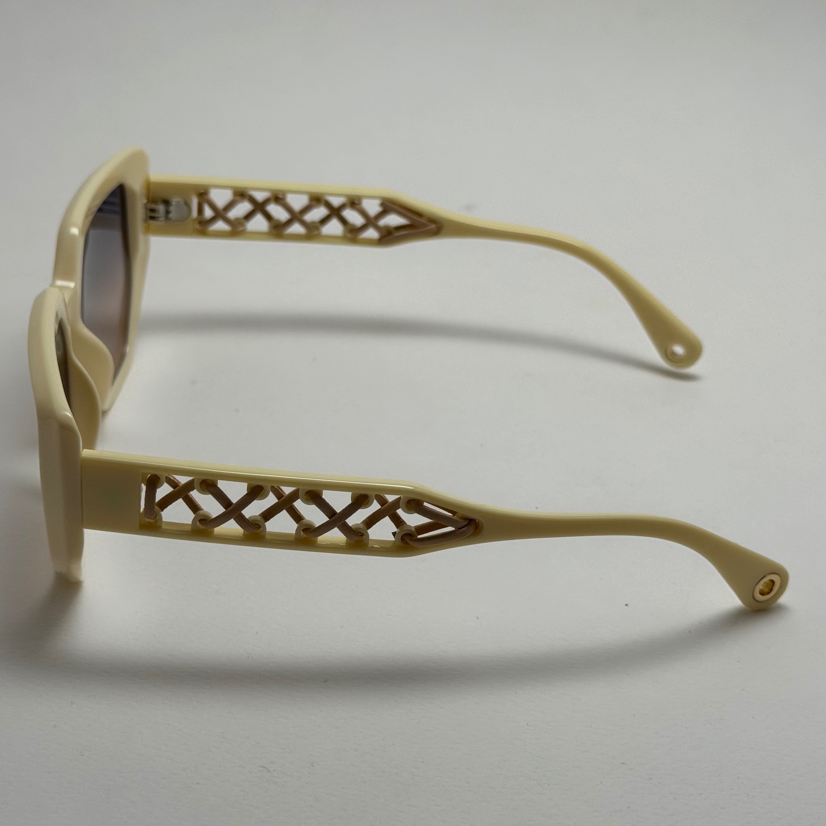 عینک آفتابی زنانه هرمس مدل Hermes Cut Out دسته چرمی کرمی کد رفرنس 1178 (ارسال رایگان)