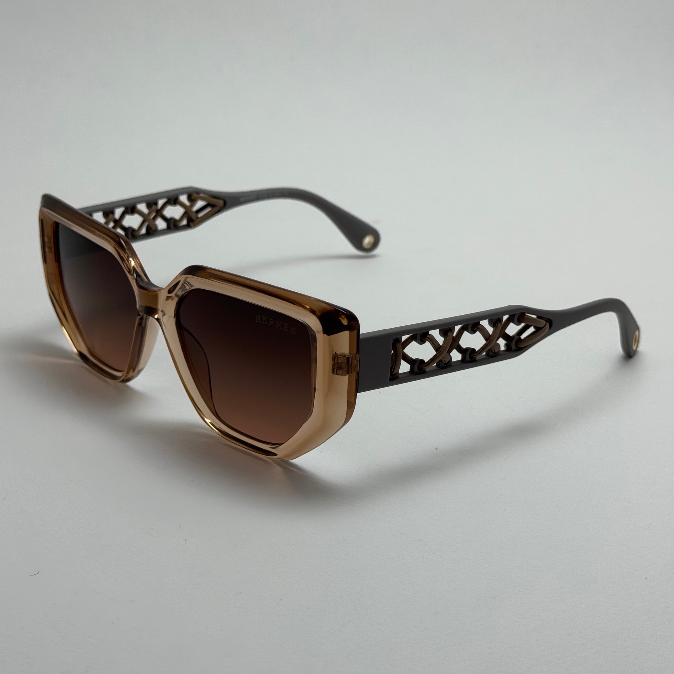 عینک آفتابی زنانه هرمس مدل Hermes Cut Out Brown دسته چرمی قهوه ای کد رفرنس 1178 (ارسال رایگان)