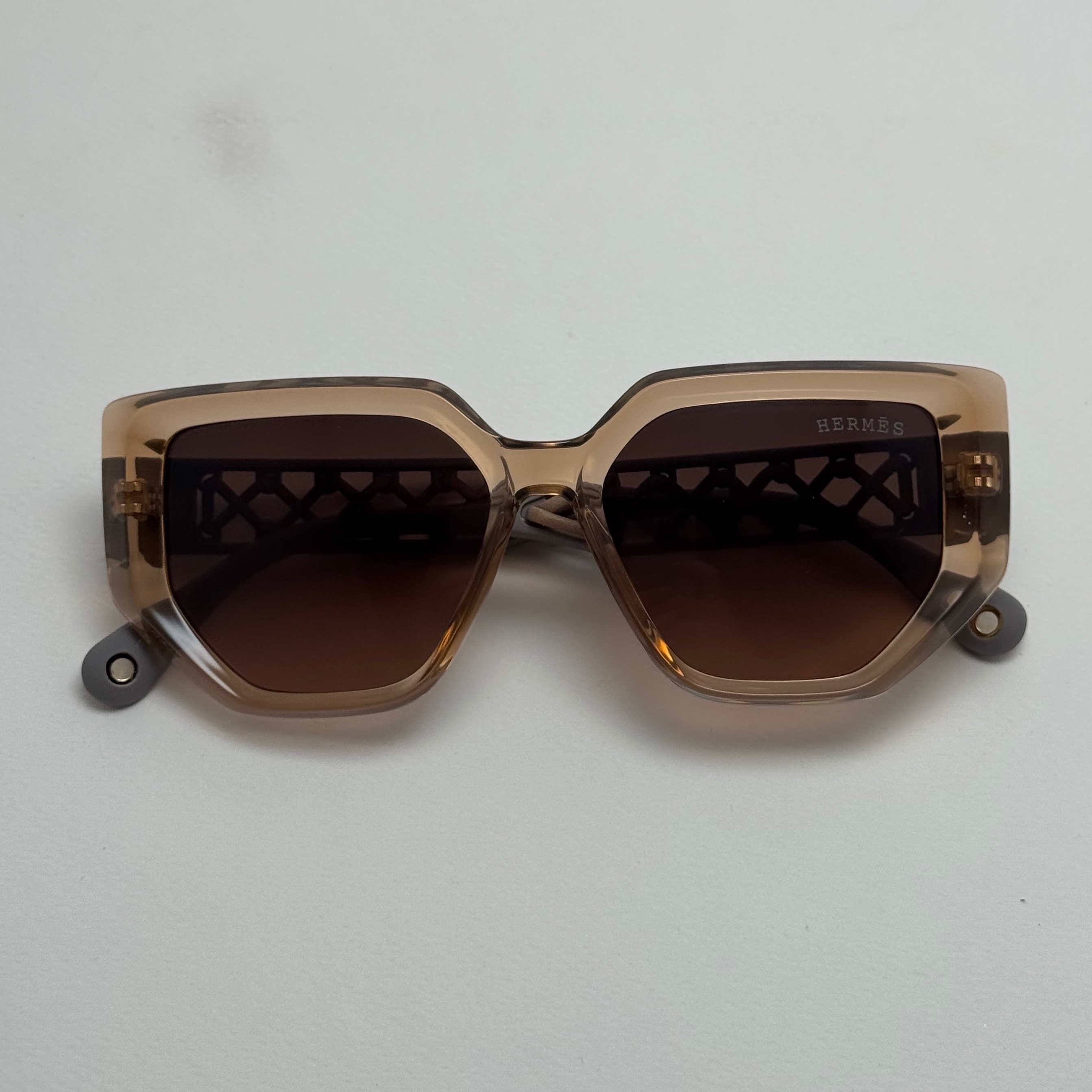 عینک آفتابی زنانه هرمس مدل Hermes Cut Out Brown دسته چرمی قهوه ای کد رفرنس 1178 (ارسال رایگان)
