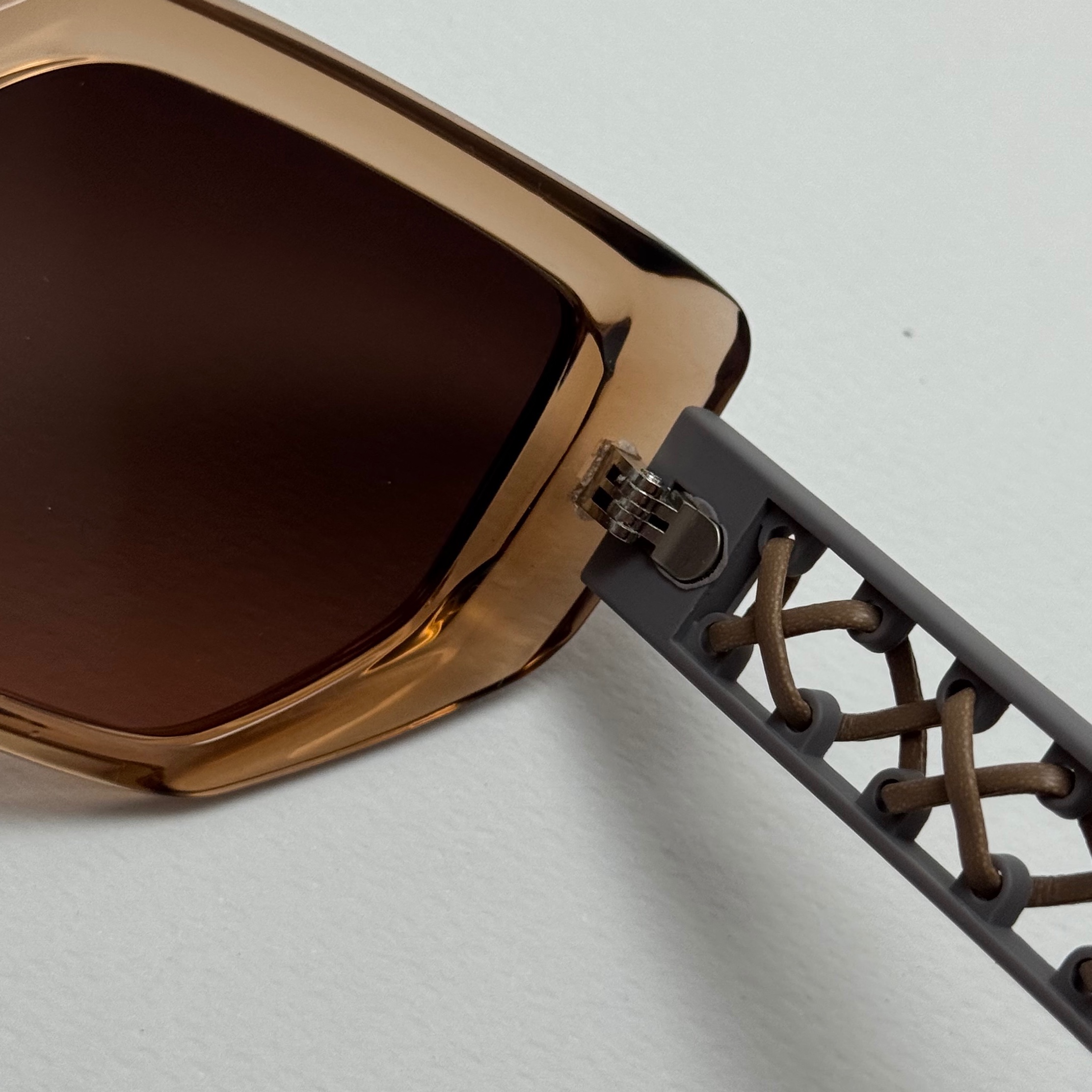 عینک آفتابی زنانه هرمس مدل Hermes Cut Out Brown دسته چرمی قهوه ای کد رفرنس 1178 (ارسال رایگان)