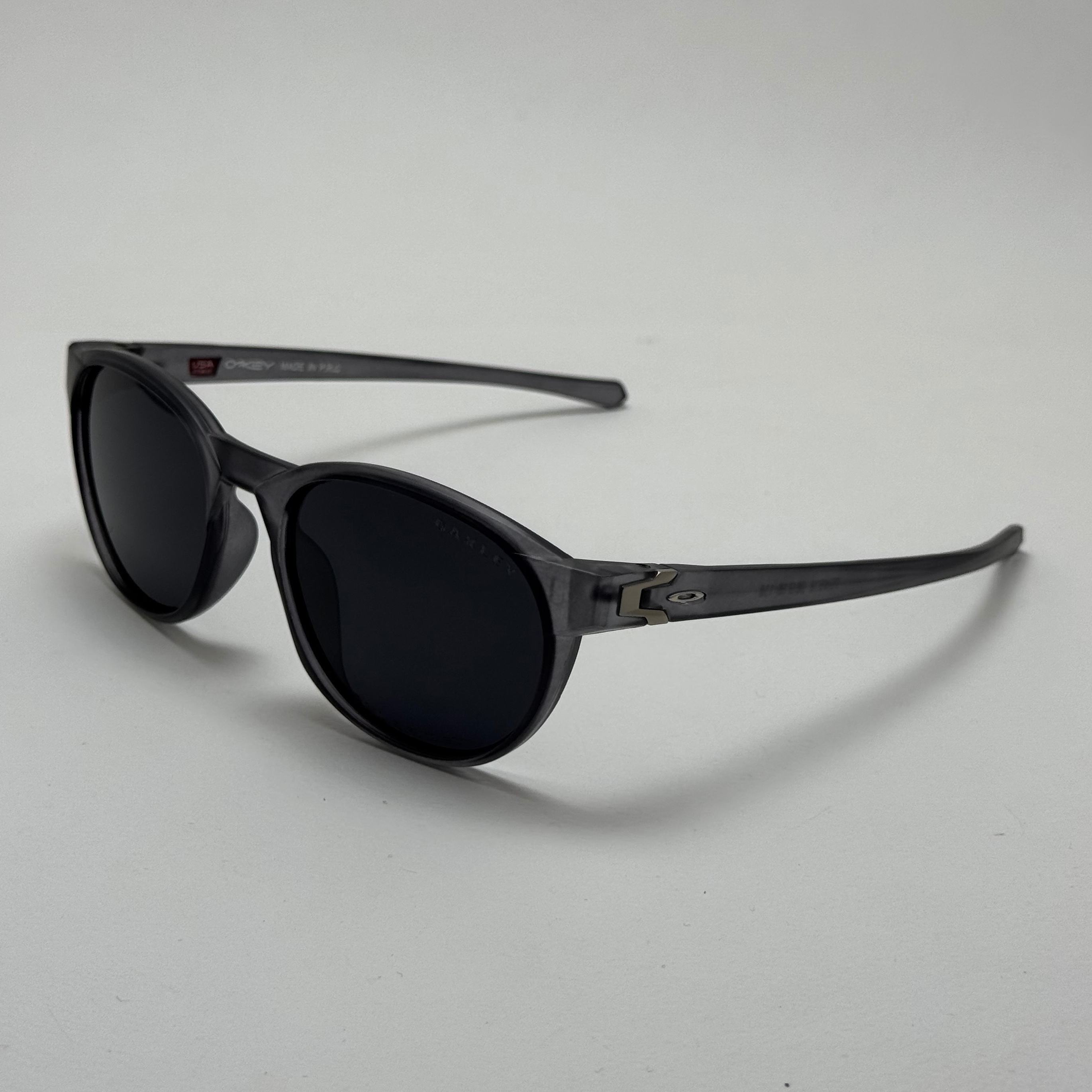 عینک آفتابی پلاریزه اوکلی Oakley طوسی عدسی مشکی گرد کد TO4910 (ارسال رایگان)