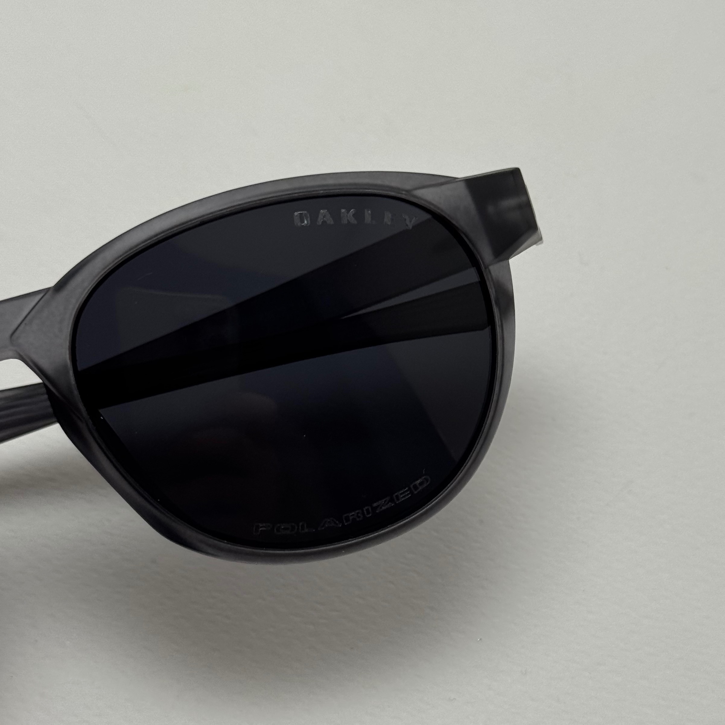 عینک آفتابی پلاریزه اوکلی Oakley طوسی عدسی مشکی گرد کد TO4910 (ارسال رایگان)